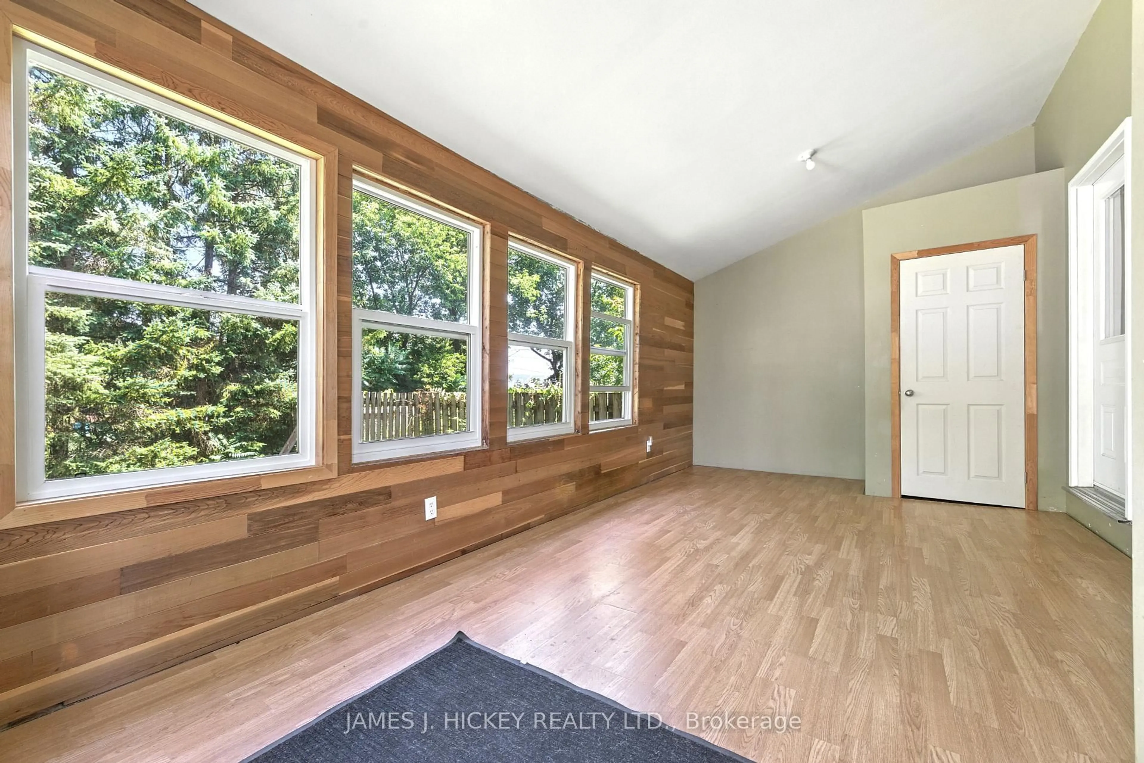 Indoor entryway for 19 Alder Cres, Deep River Ontario K0J 1P0