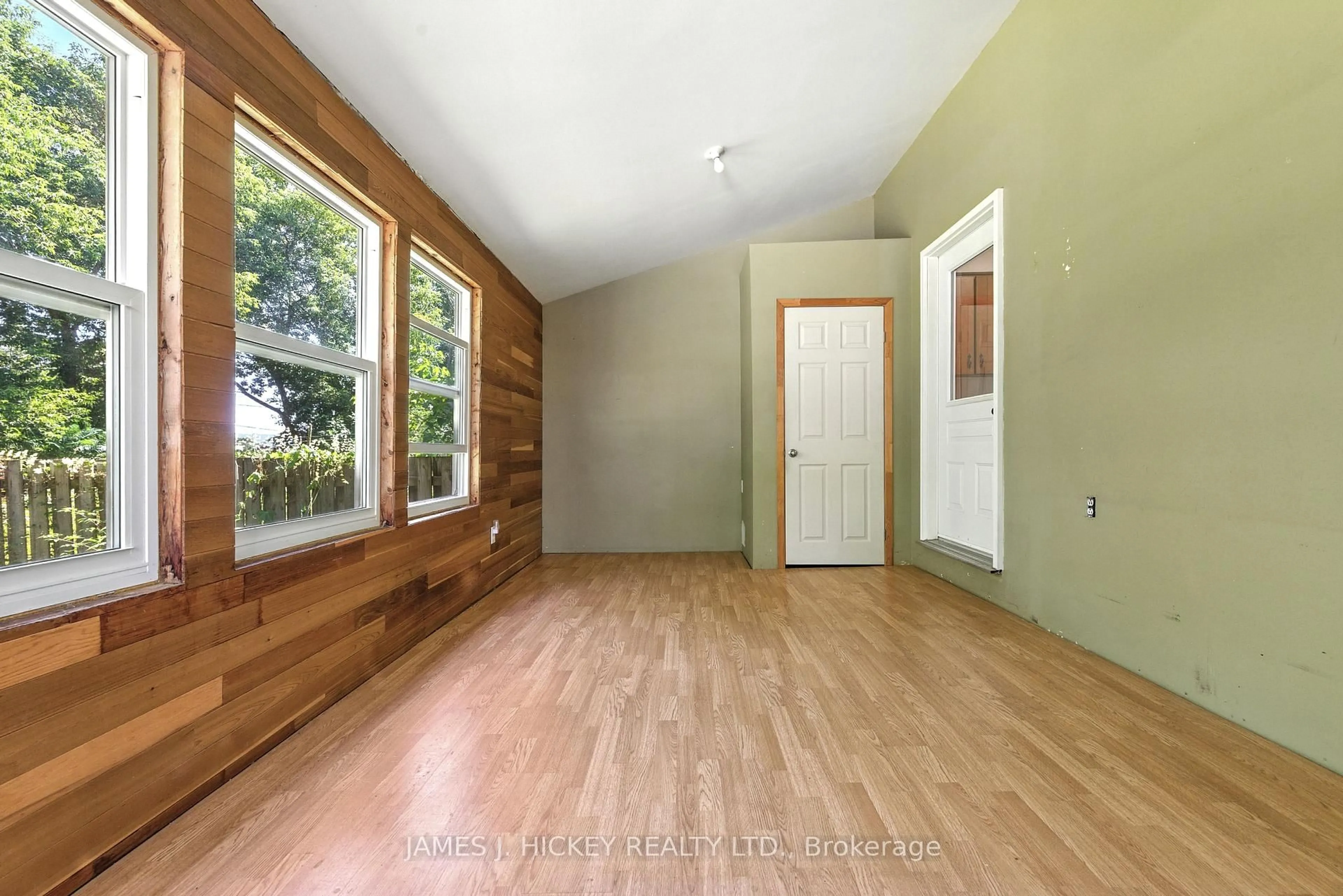 Indoor entryway for 19 Alder Cres, Deep River Ontario K0J 1P0