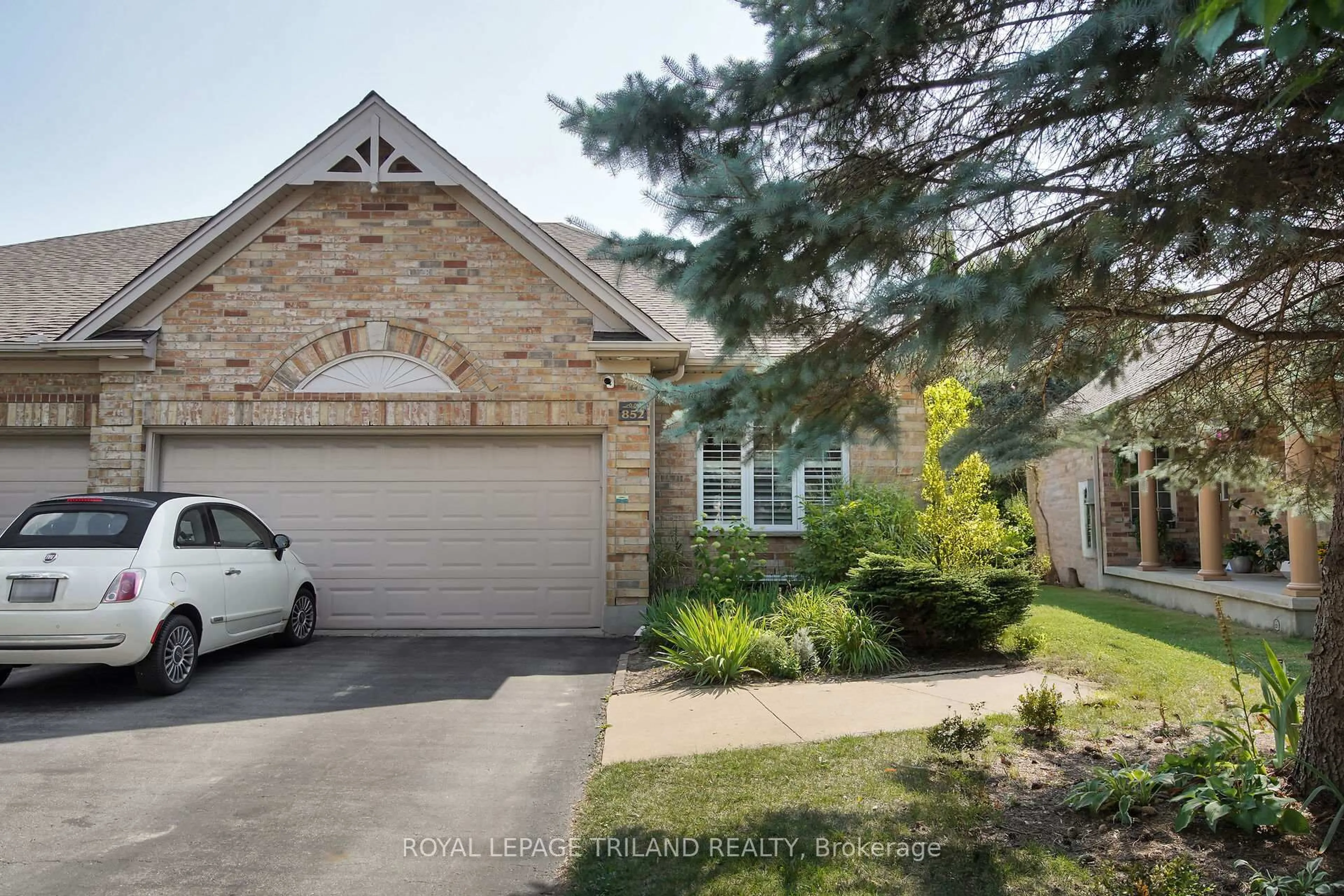 A pic from outside/outdoor area/front of a property/back of a property/a pic from drone, street for 852 Silversmith St, London North Ontario N6H 5T4