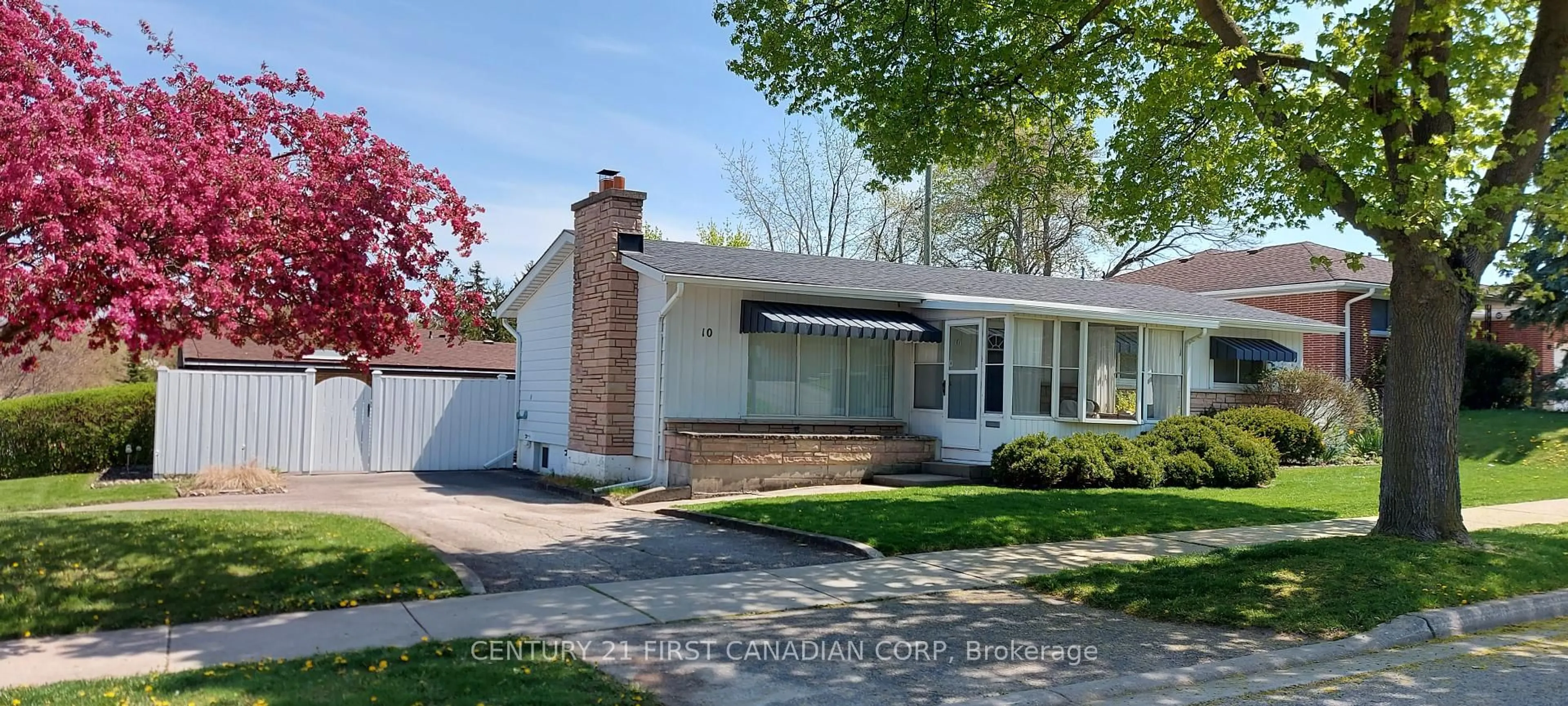 Home with vinyl exterior material, street for 10 Frontenac Rd, London South Ontario N5Z 3Y3