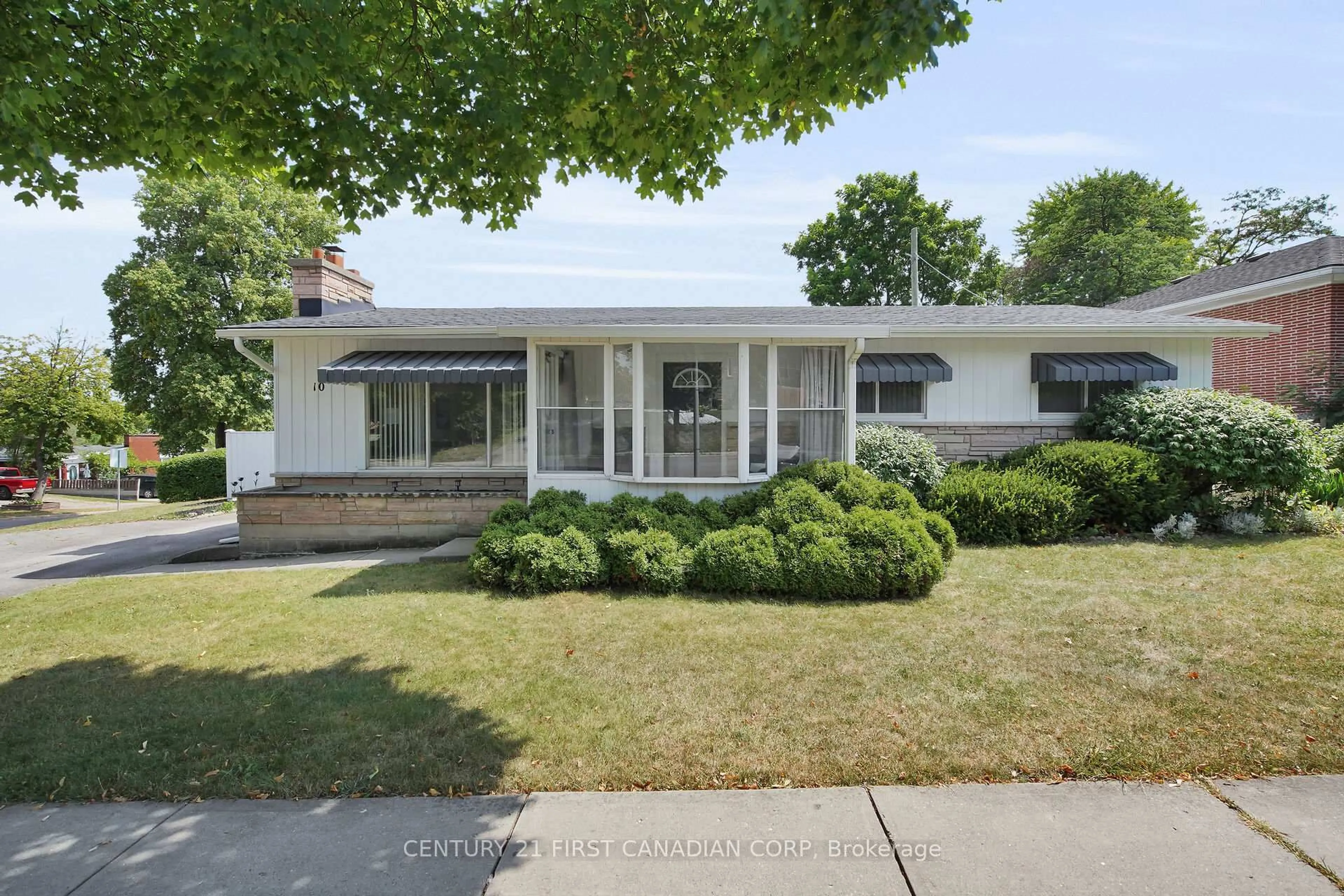 Home with vinyl exterior material, street for 10 Frontenac Rd, London South Ontario N5Z 3Y3