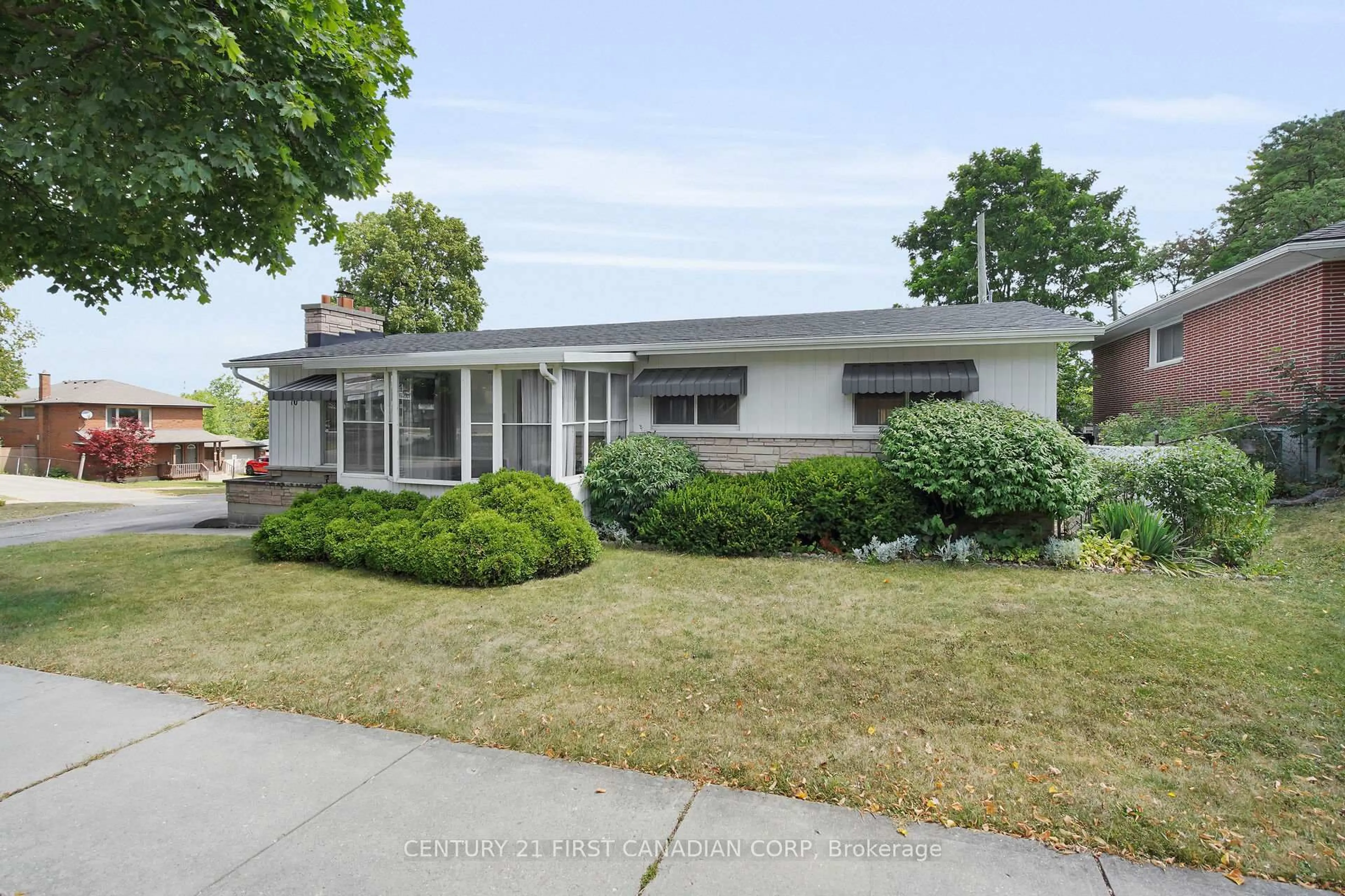 Home with vinyl exterior material, street for 10 Frontenac Rd, London South Ontario N5Z 3Y3