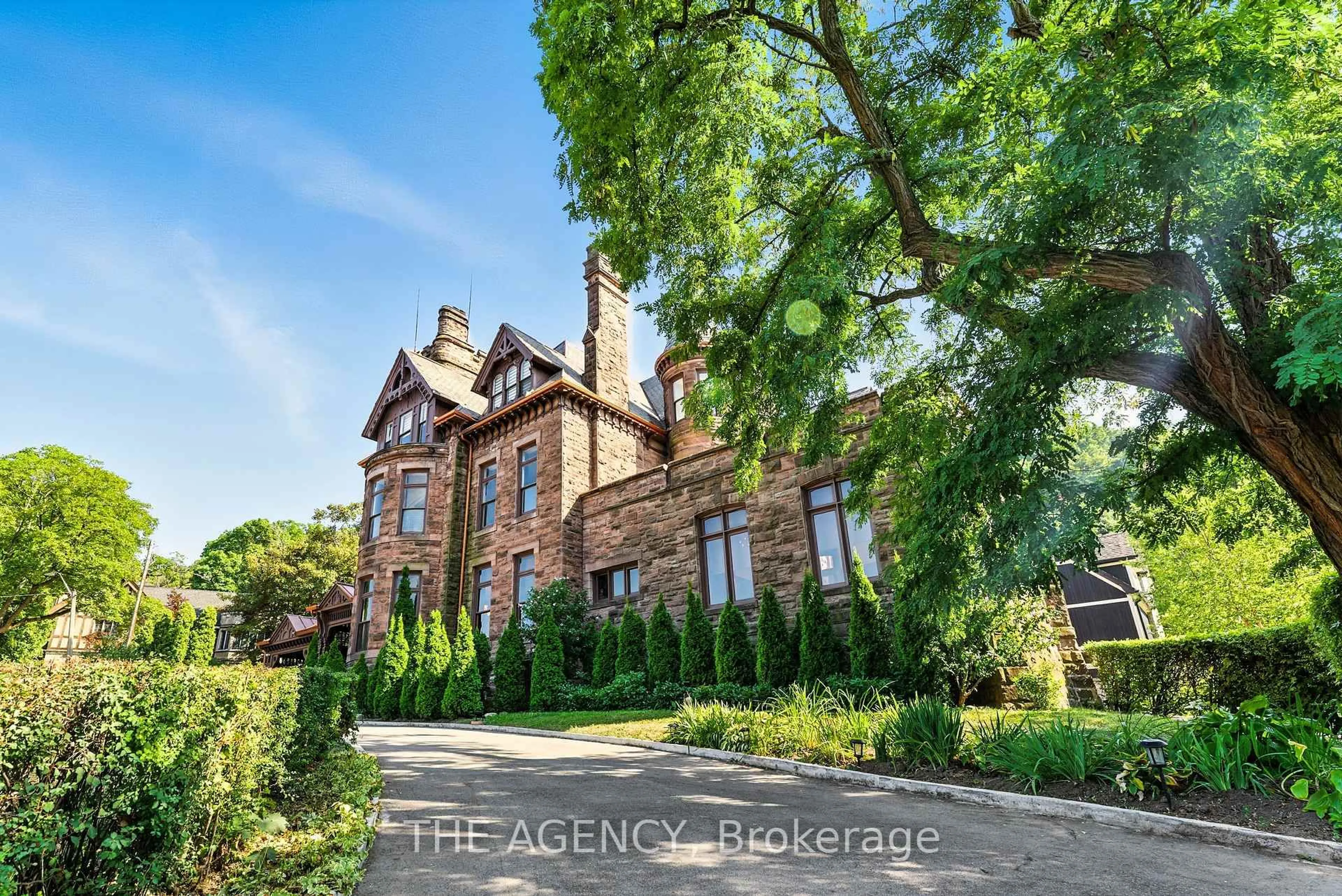 Home with brick exterior material, building for 26 Ravenscliffe Ave, Hamilton Ontario L8P 3M4