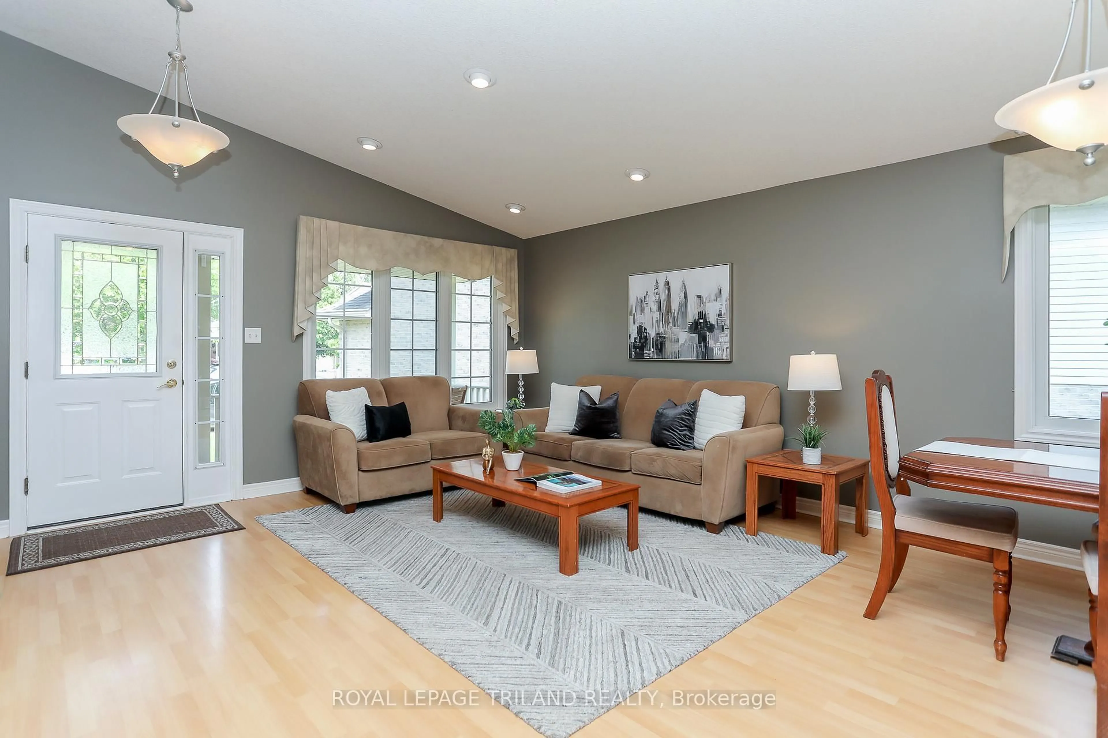 Living room with furniture, wood/laminate floor for 20 LINDEN Lane, St. Thomas Ontario N5P 4M4