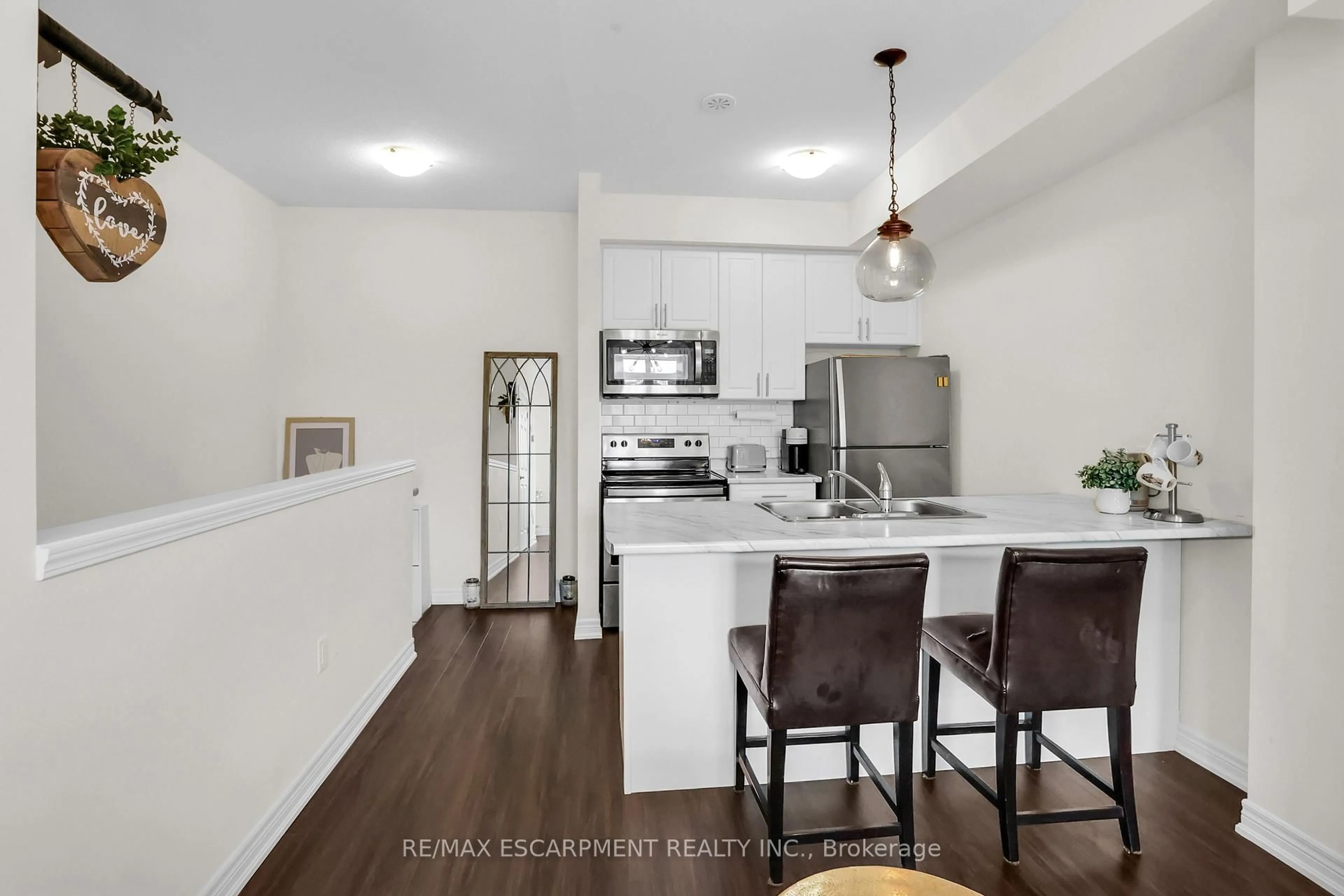 Open concept kitchen, wood/laminate floor for 5016 Serena Dr #10, Lincoln Ontario L3J 0T2