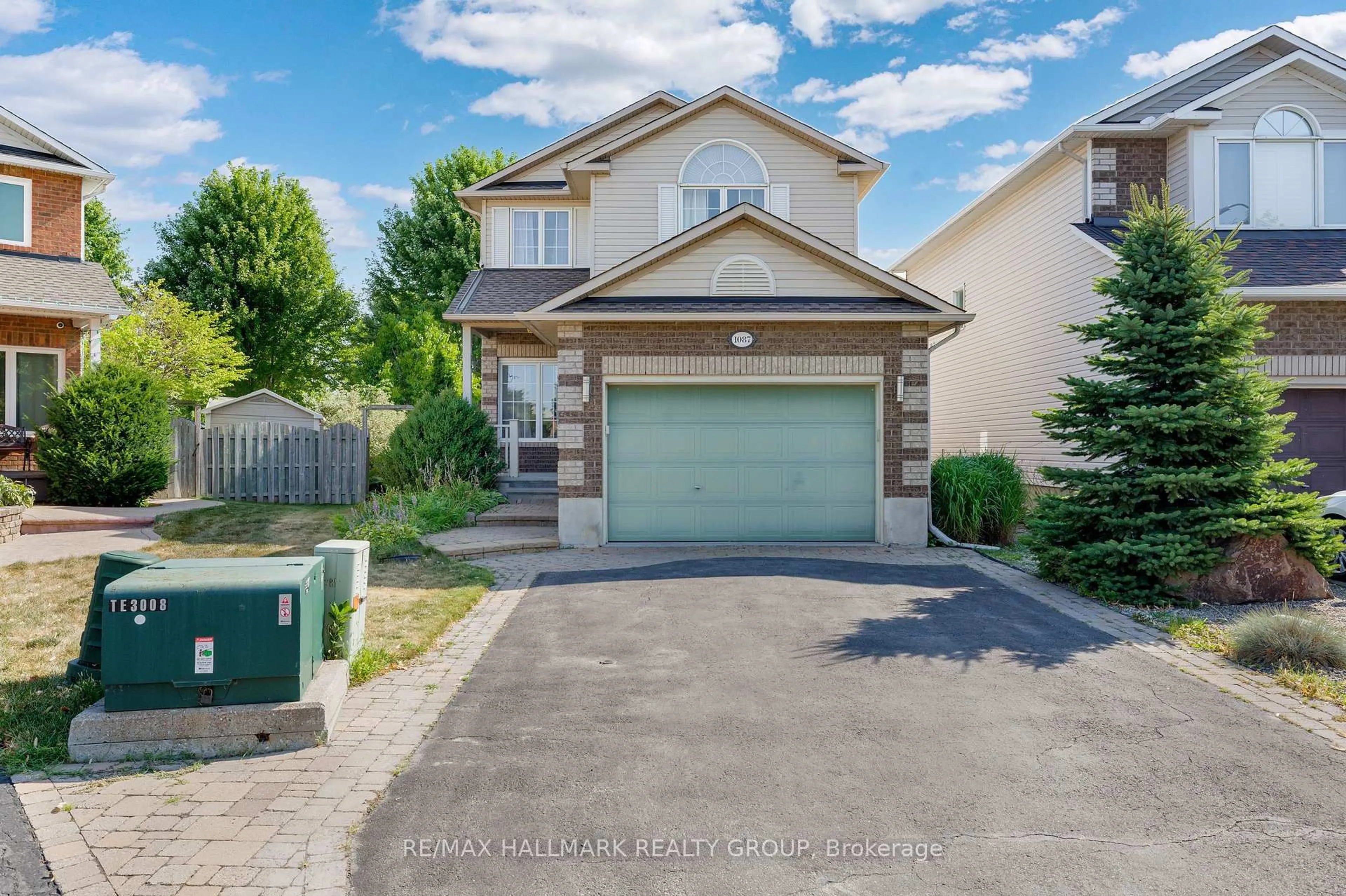 A pic from outside/outdoor area/front of a property/back of a property/a pic from drone, street for 1087 Rocky Harbour Cres, Ottawa Ontario K1V 1V4