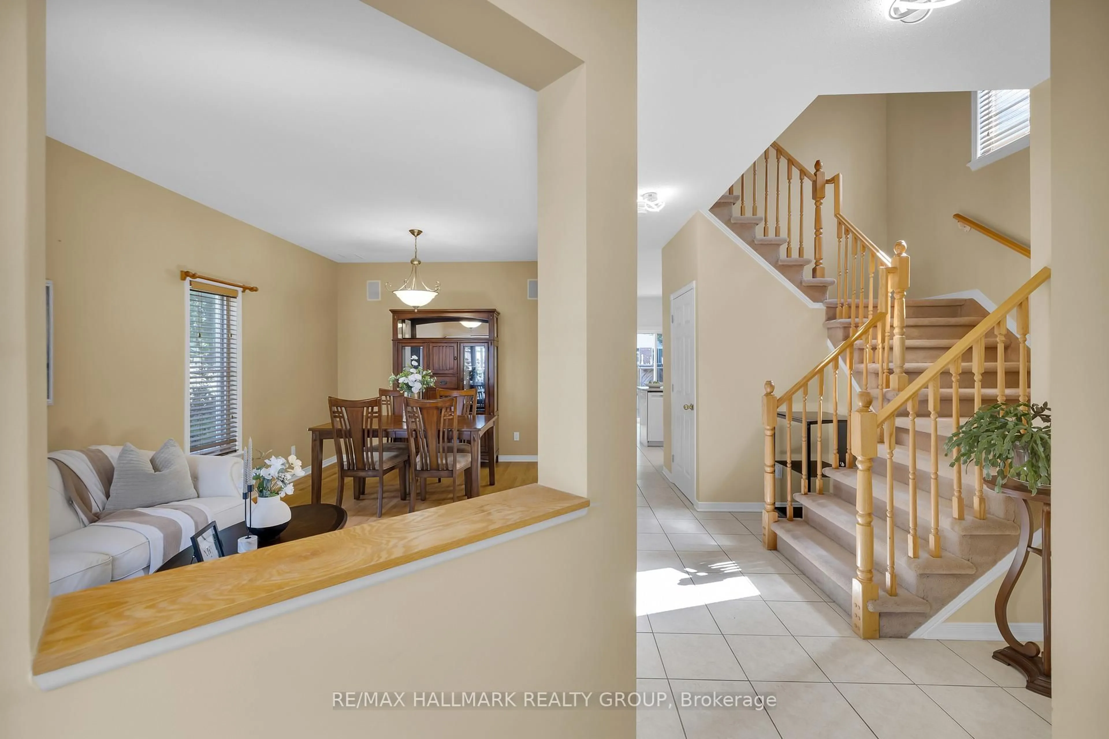 Indoor foyer for 1087 Rocky Harbour Cres, Ottawa Ontario K1V 1V4
