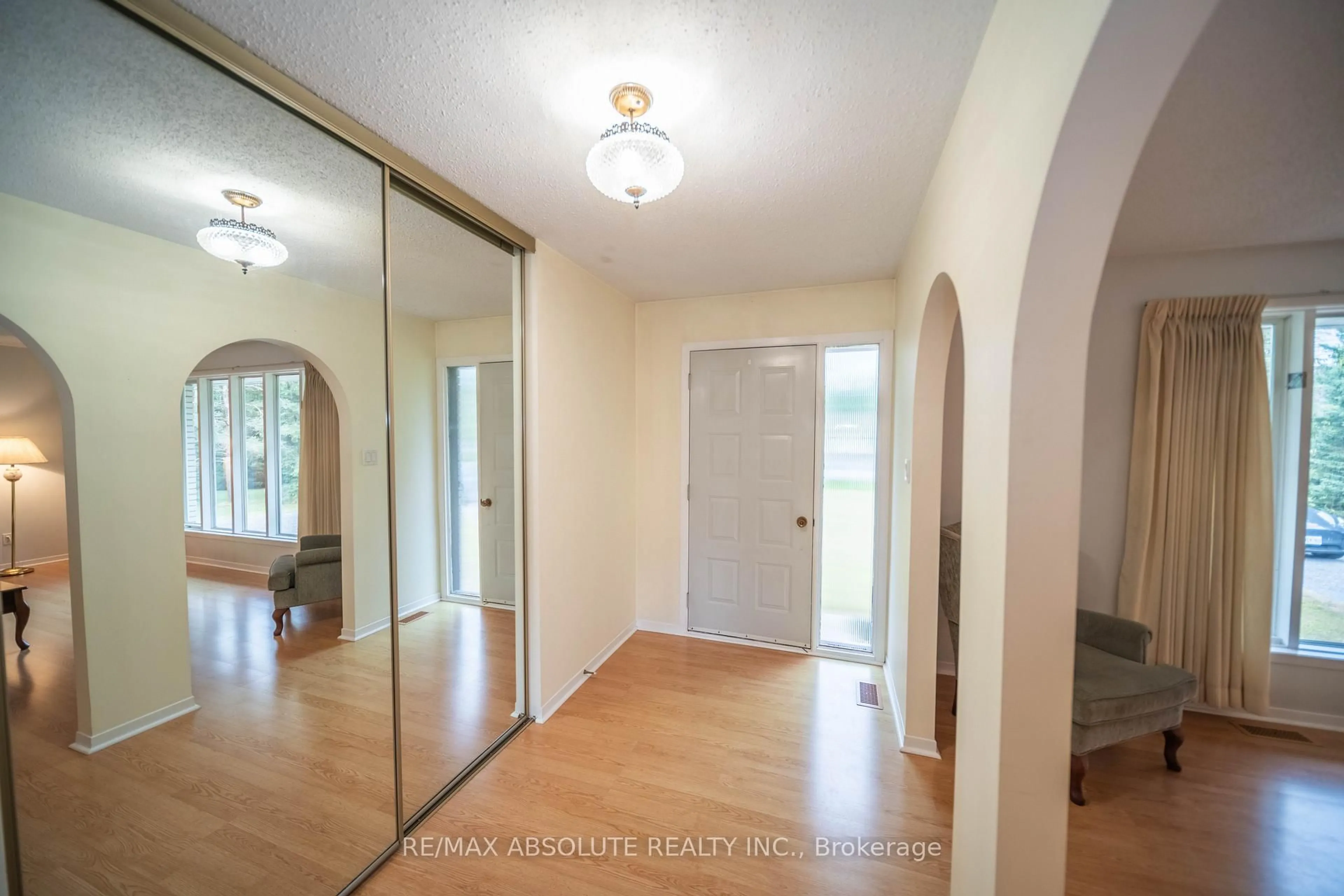Indoor entryway for 219 St Thomas Rd, Russell Ontario K0A 3H0