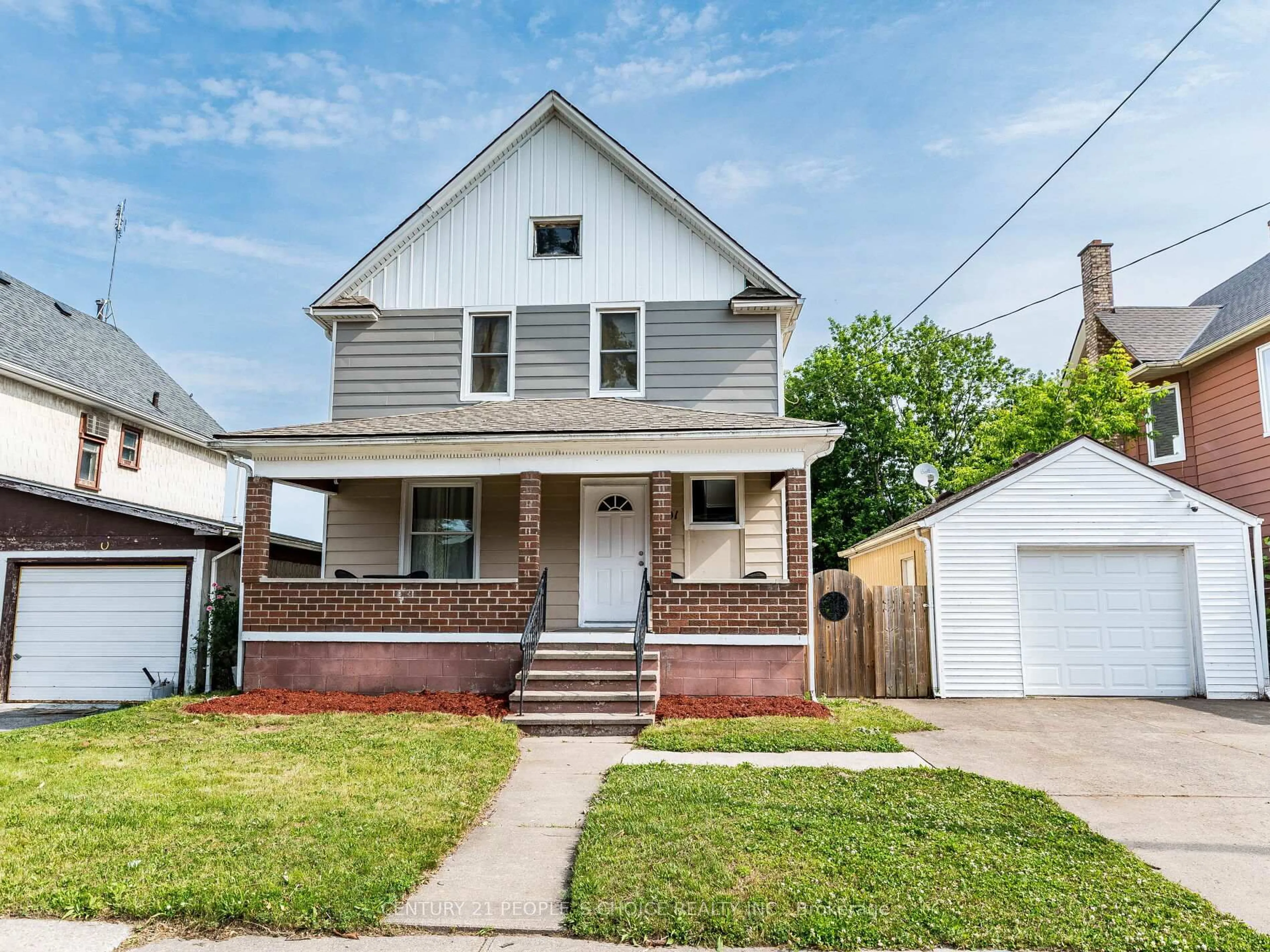 Home with vinyl exterior material, street for 5001 Kitchener St, Niagara Falls Ontario L2G 1A9