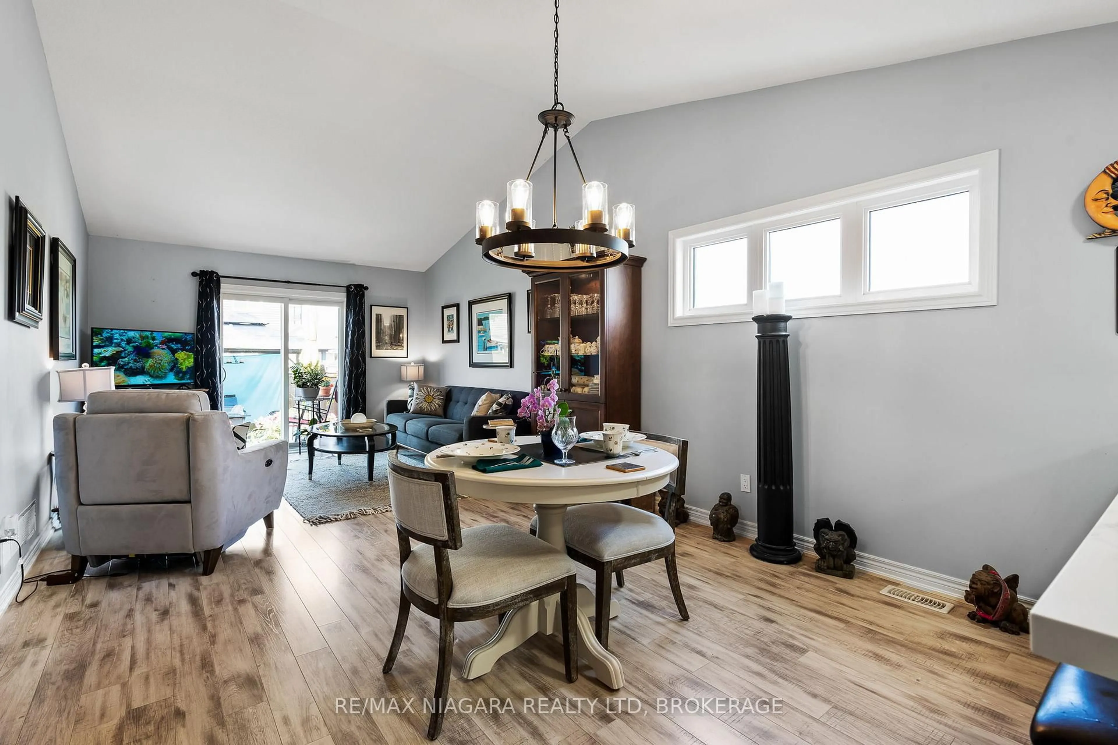 Dining room, wood/laminate floor for 149 Roselawn Cres, Welland Ontario L3C 0C5