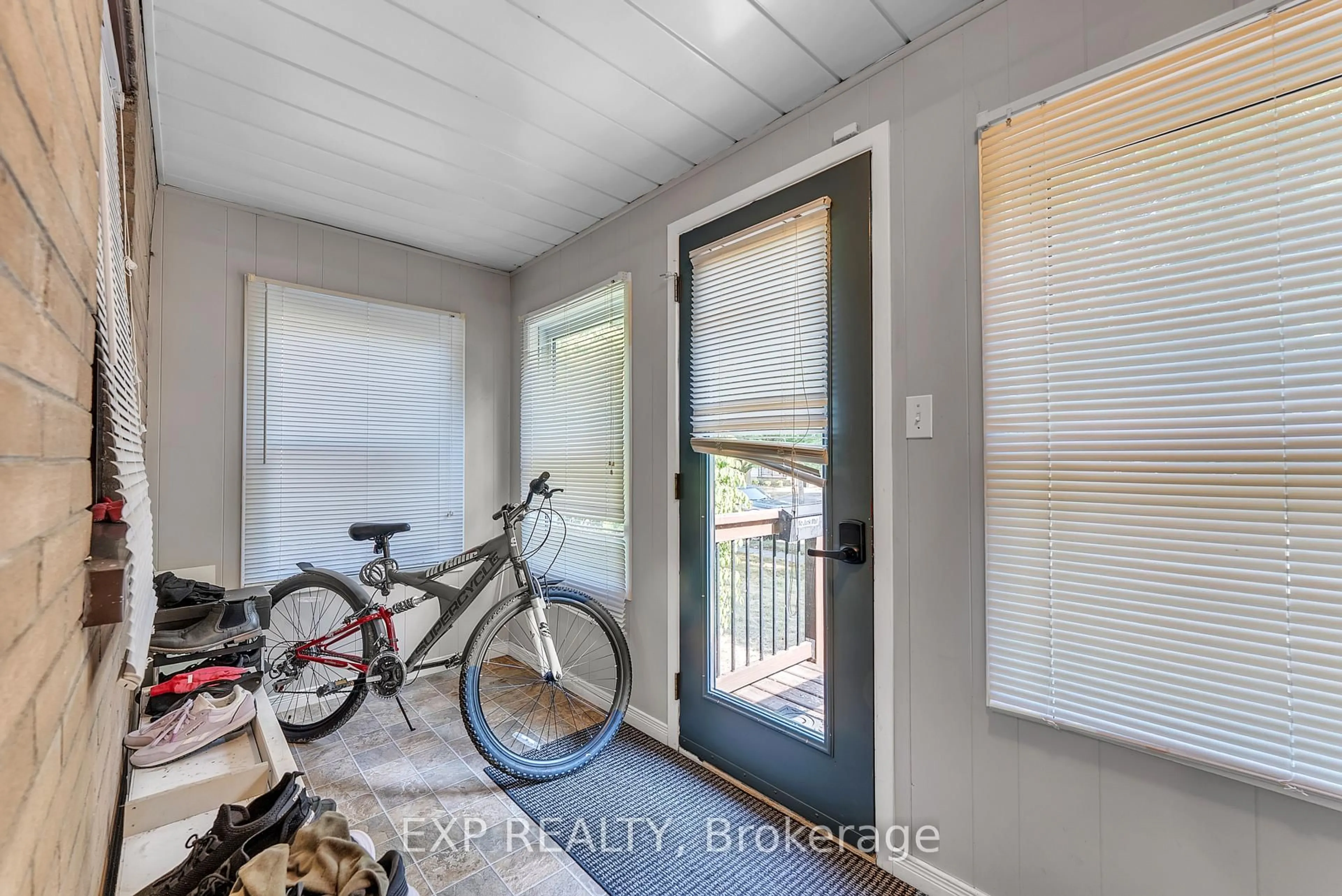 Indoor entryway for 18 Montgomery Blvd, Belleville Ontario K8N 1H9