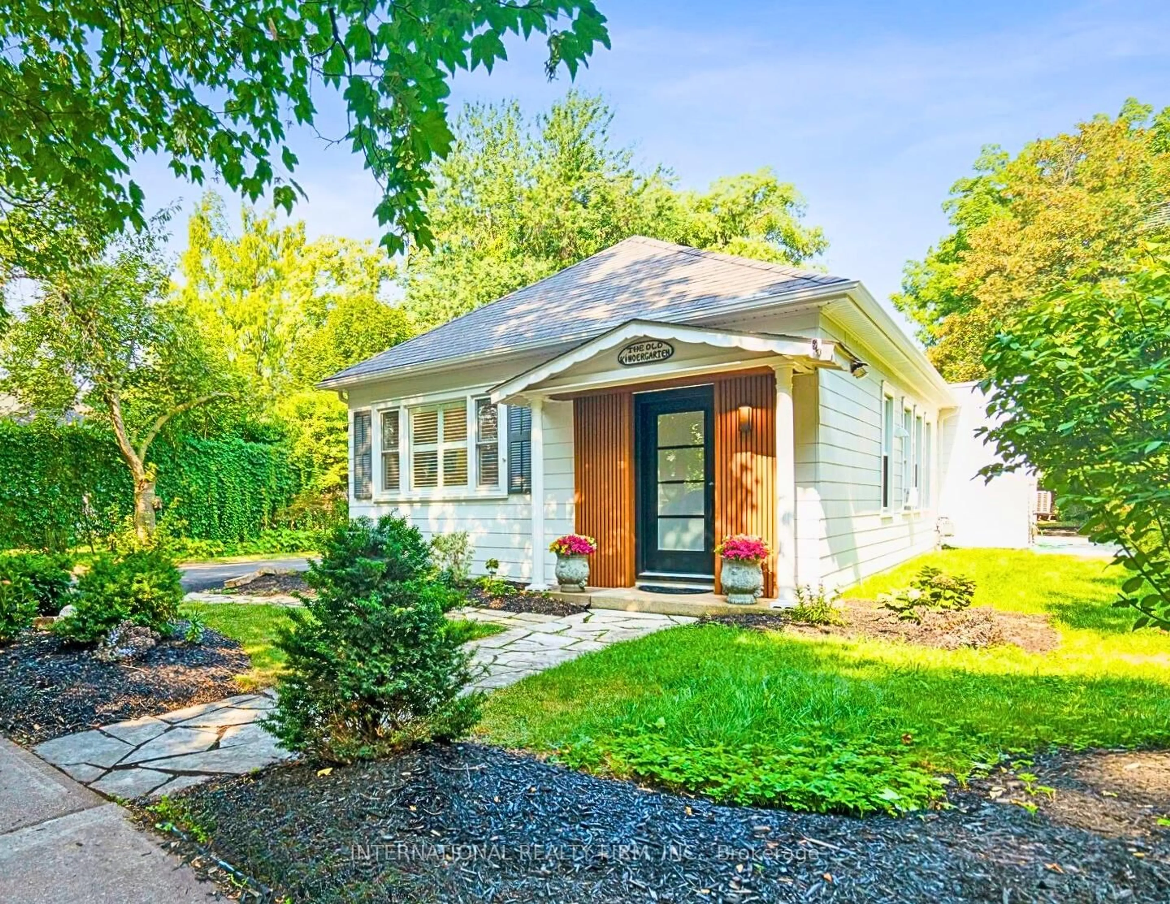 Home with vinyl exterior material, street for 267 Davy St, Niagara-on-the-Lake Ontario L0S 1J0