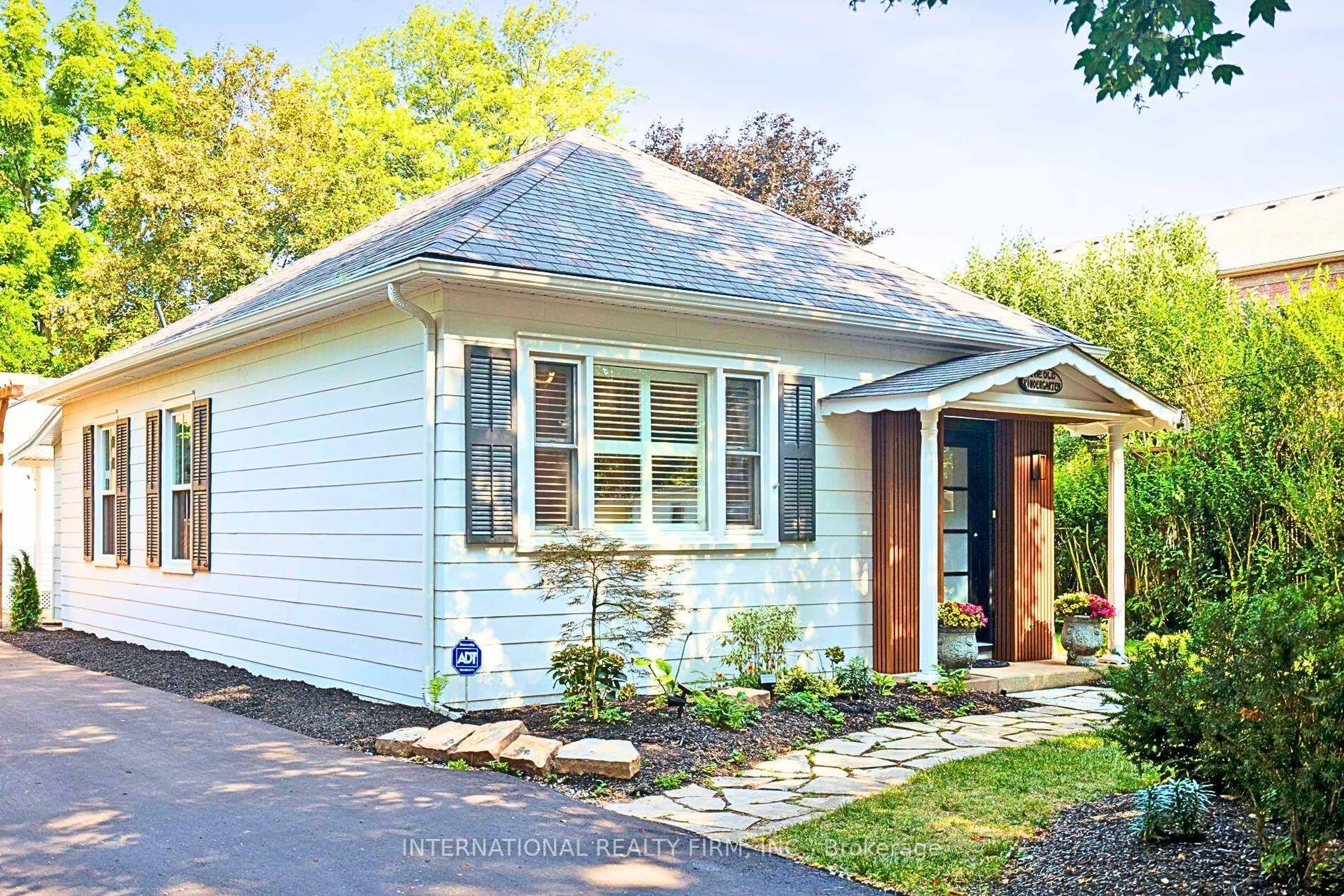 Home with vinyl exterior material, street for 267 Davy St, Niagara-on-the-Lake Ontario L0S 1J0