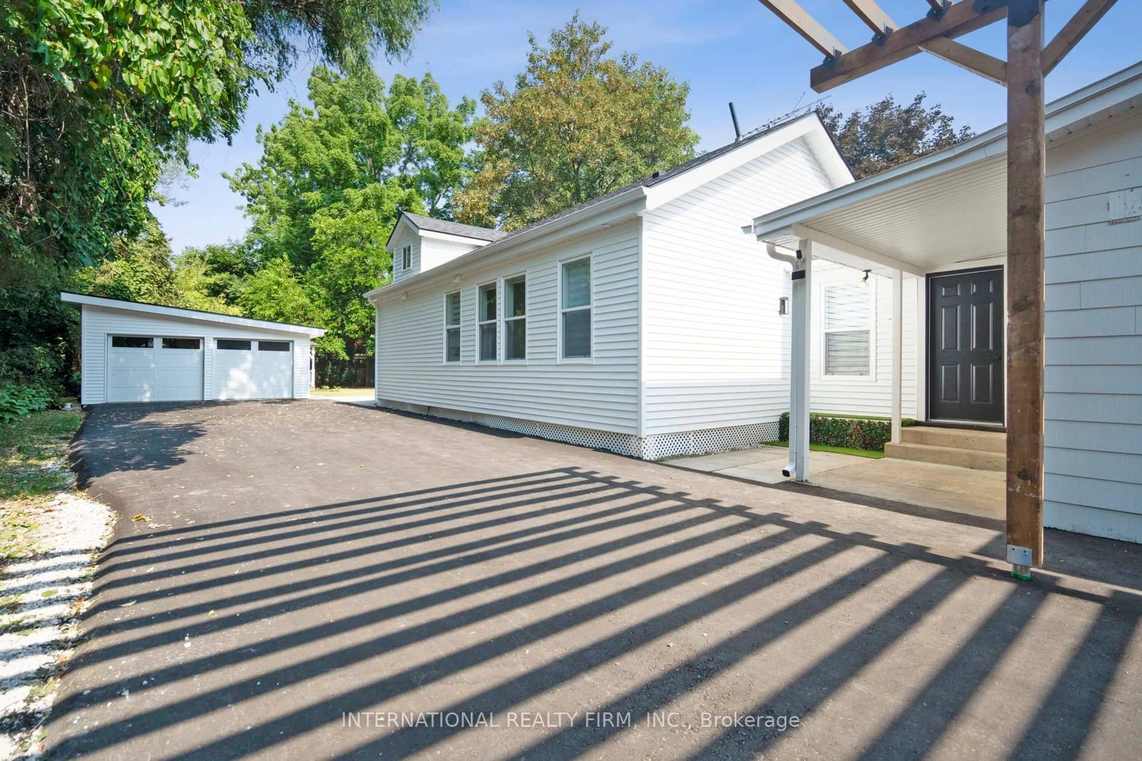 A pic from outside/outdoor area/front of a property/back of a property/a pic from drone, street for 267 Davy St, Niagara-on-the-Lake Ontario L0S 1J0