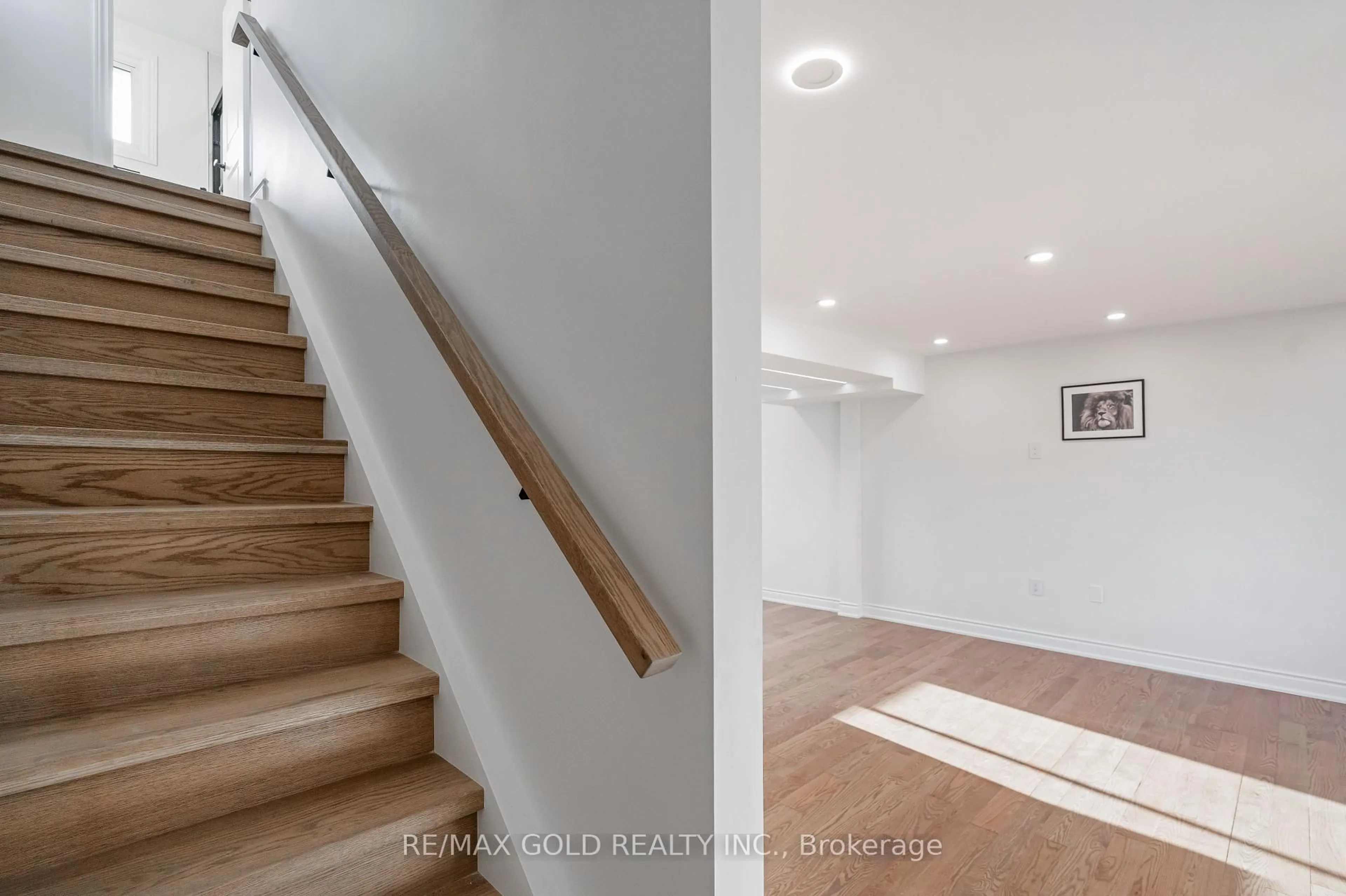 Stairs for 316 Admiral Dr, London East Ontario N5V 1J1