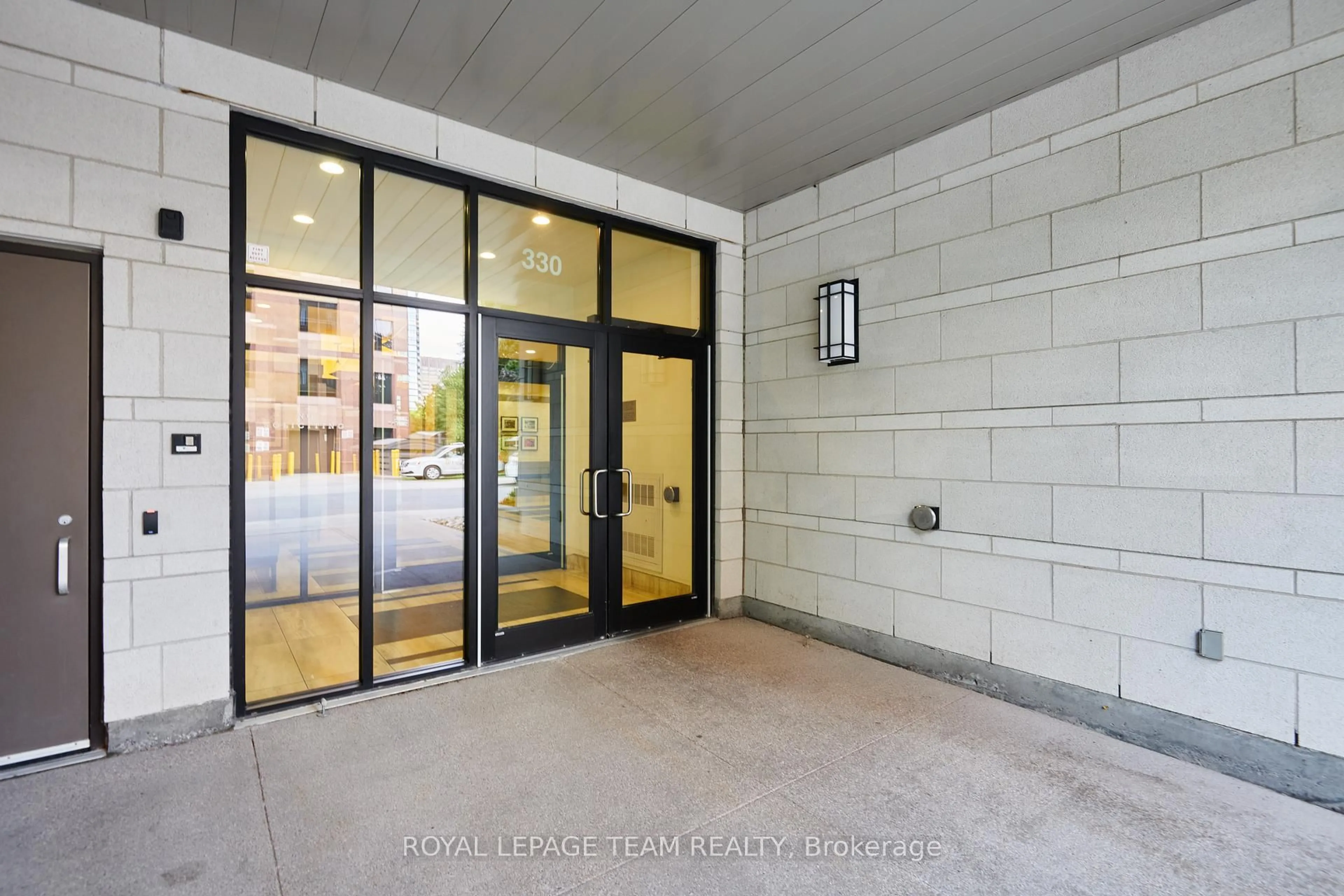 Indoor foyer for 330 Loretta Ave #510, Ottawa Ontario K1S 4E8