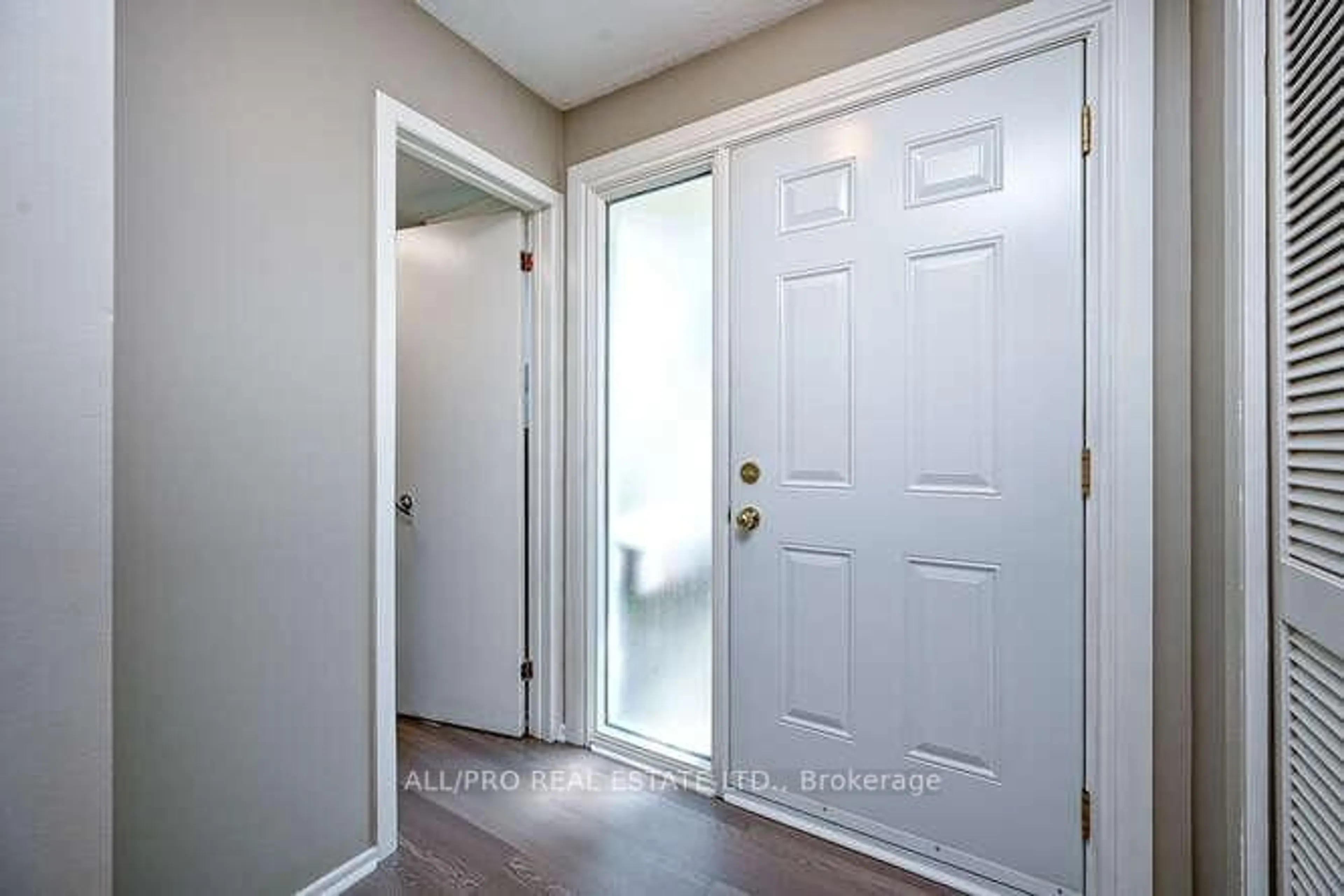 Indoor entryway for 56 Jackson Crt, Ottawa Ontario K2K 1B7