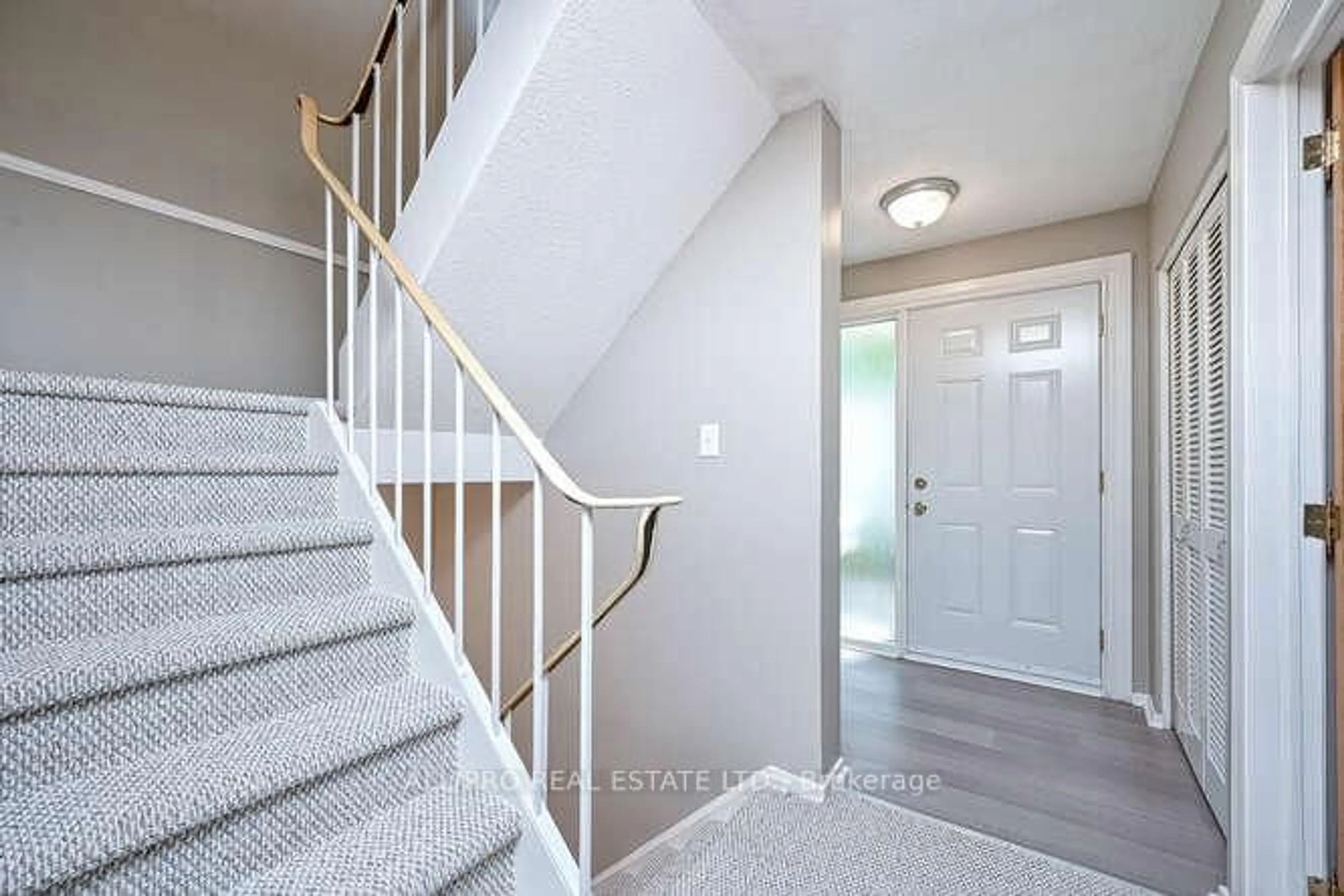 Indoor entryway for 56 Jackson Crt, Ottawa Ontario K2K 1B7