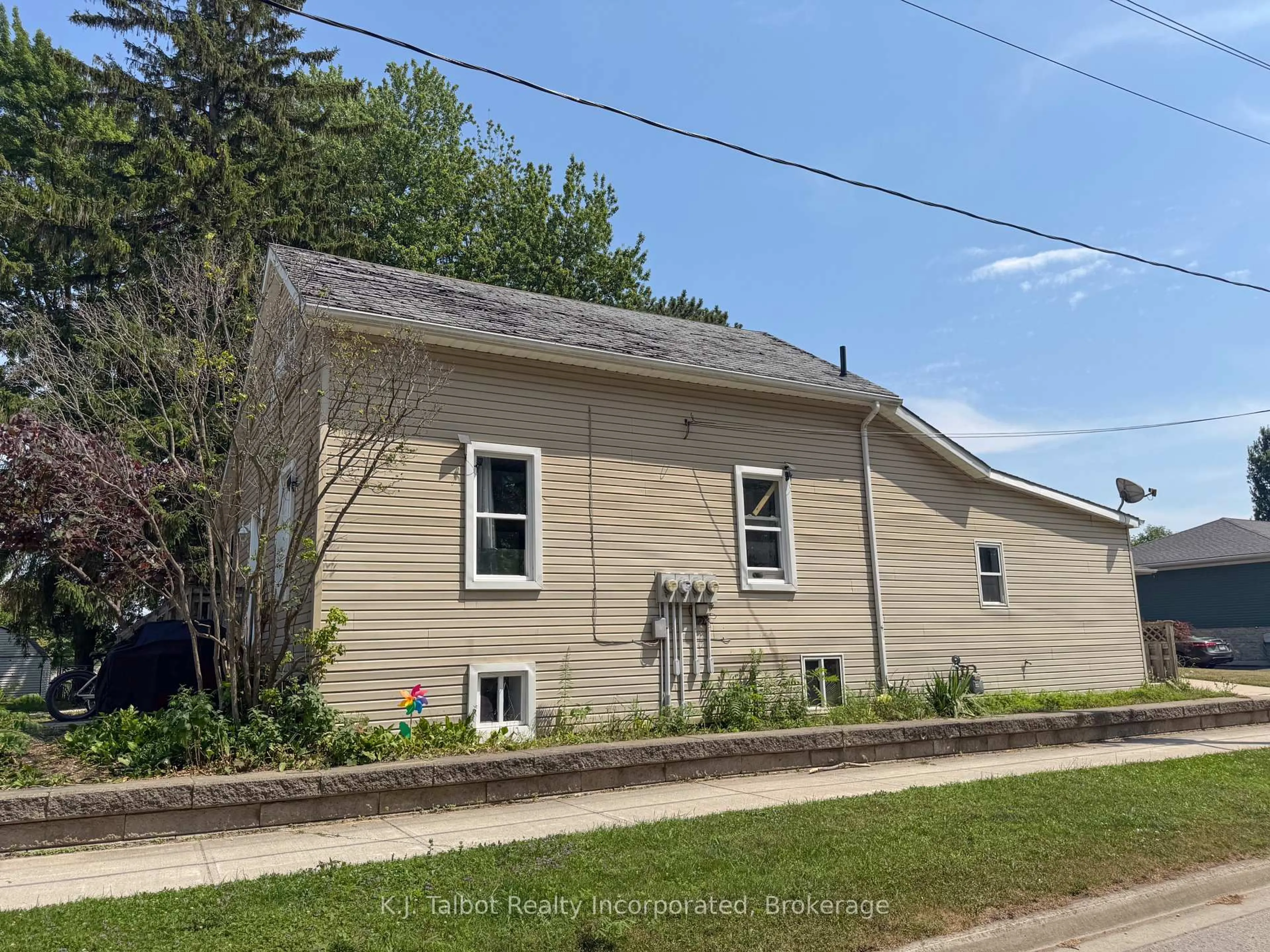 A pic from outside/outdoor area/front of a property/back of a property/a pic from drone, building for 311 Gibbons St, Goderich Ontario N7A 3J9