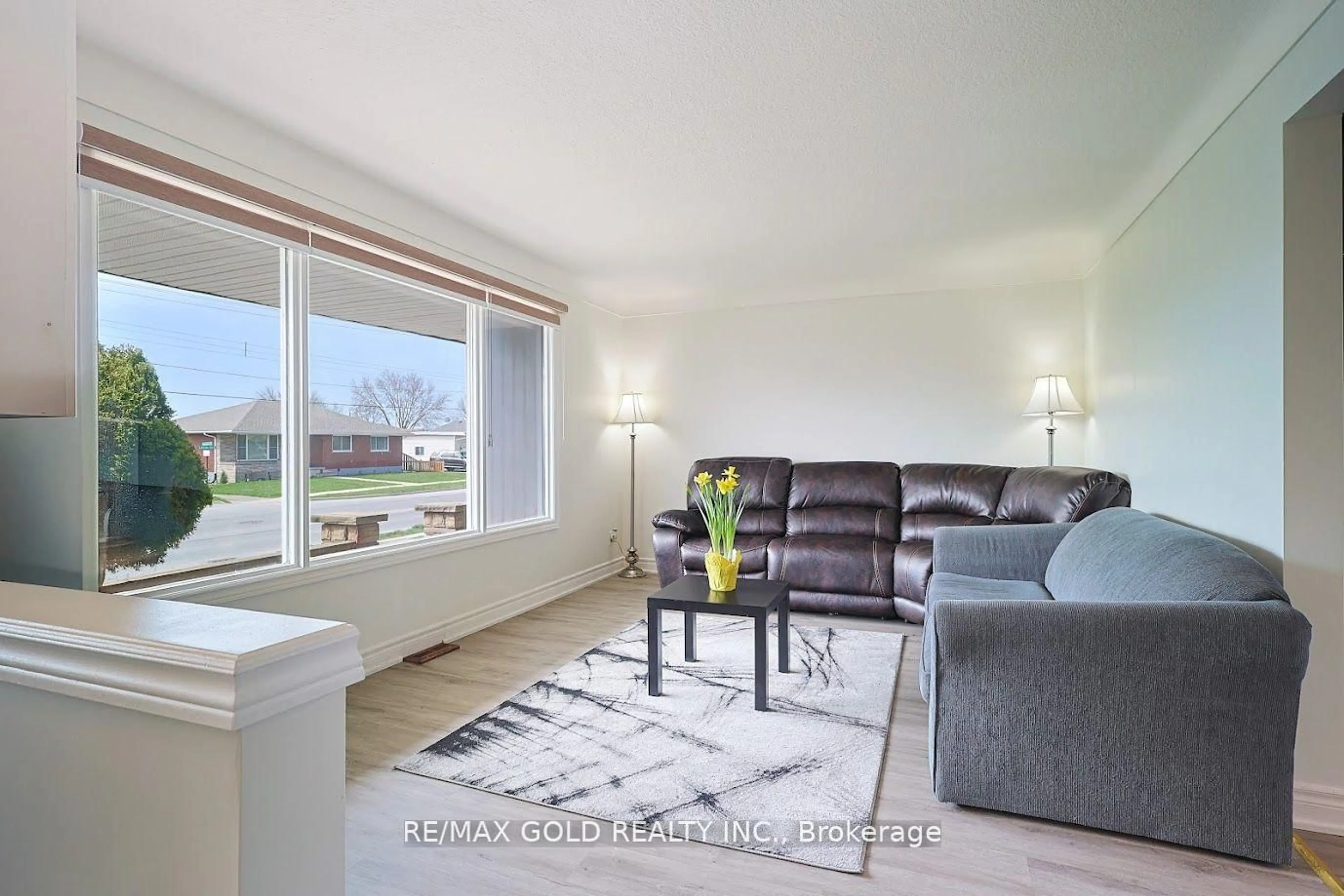 Living room with furniture, unknown for 621 Lincoln St, Welland Ontario L3B 4R2