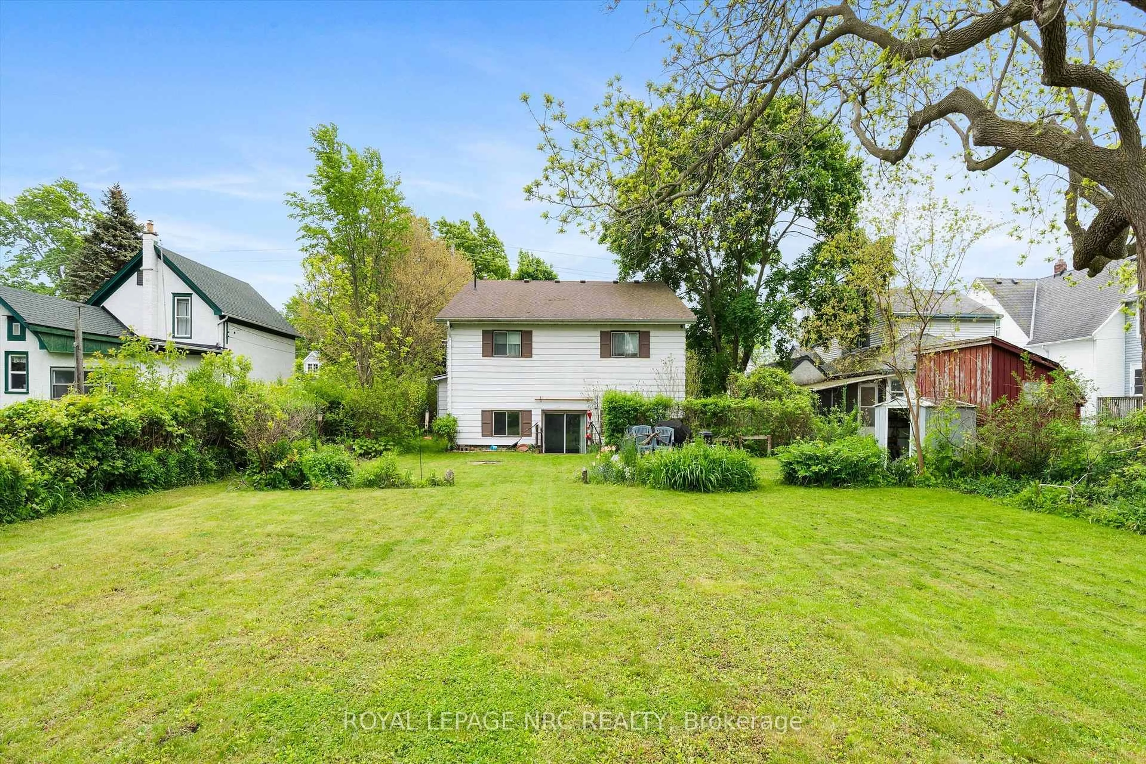 A pic from outside/outdoor area/front of a property/back of a property/a pic from drone, street for 154 Dalhousie Ave, St. Catharines Ontario L2N 4X7