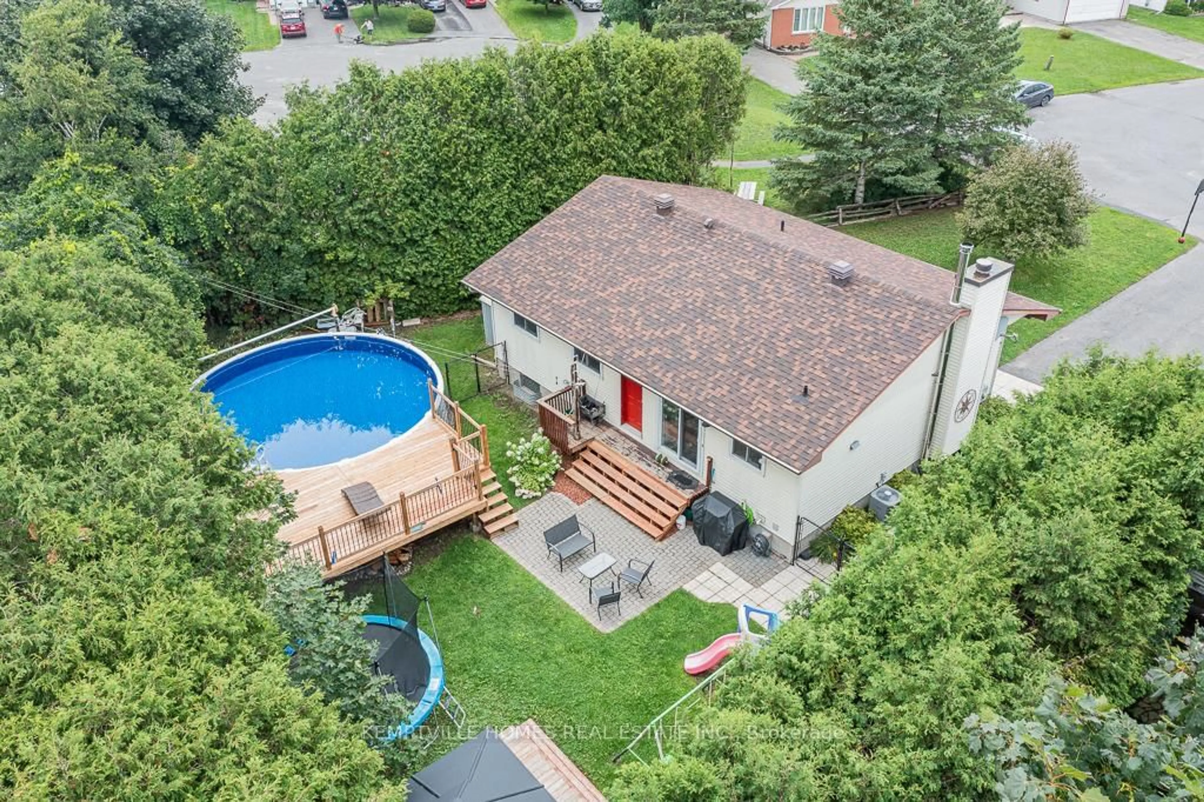 A pic from outside/outdoor area/front of a property/back of a property/a pic from drone, street for 615 OXFORD St, North Grenville Ontario K0G 1J0