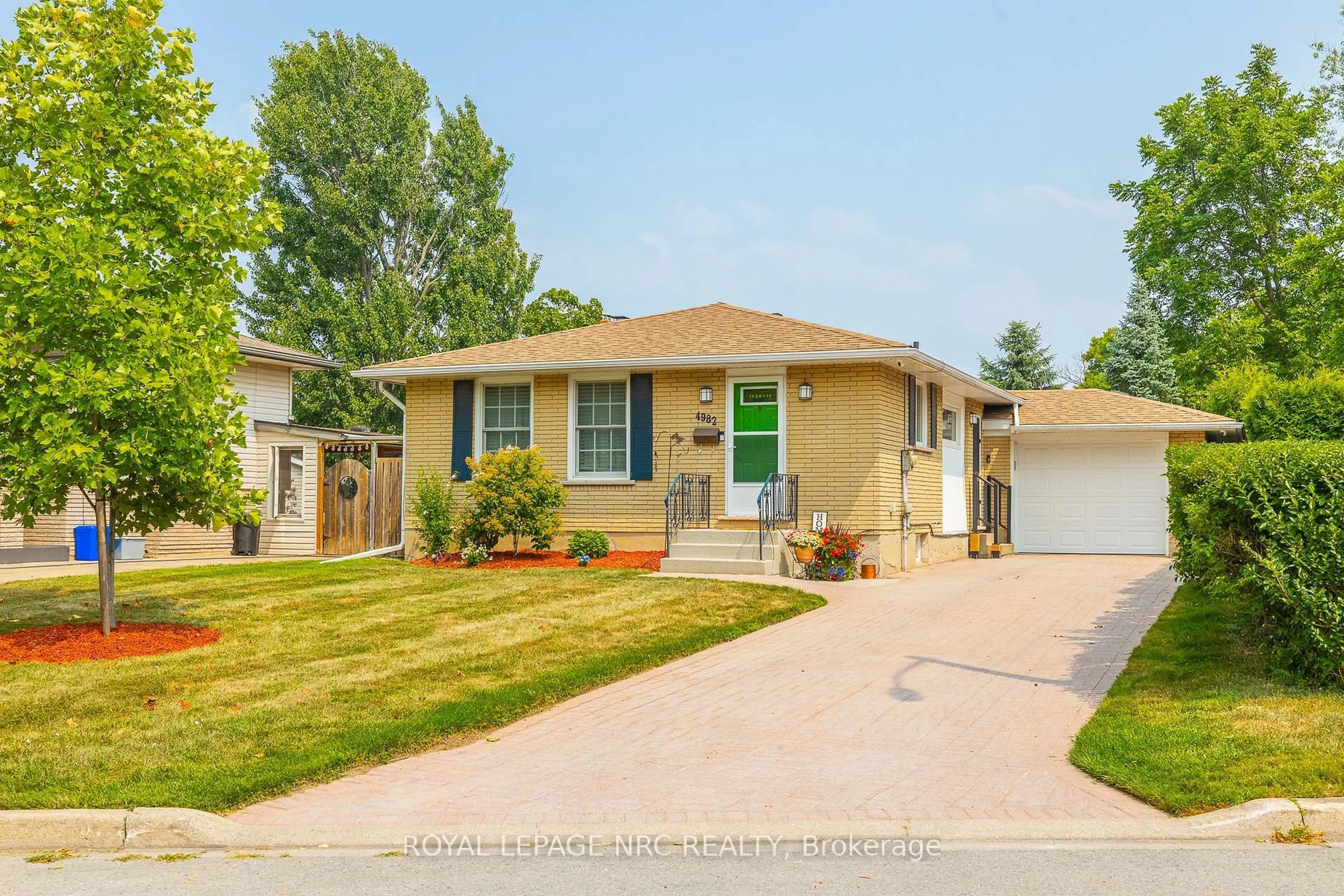 Home with vinyl exterior material, street for 4982 Epsom Crt, Niagara Falls Ontario L2H 1V9