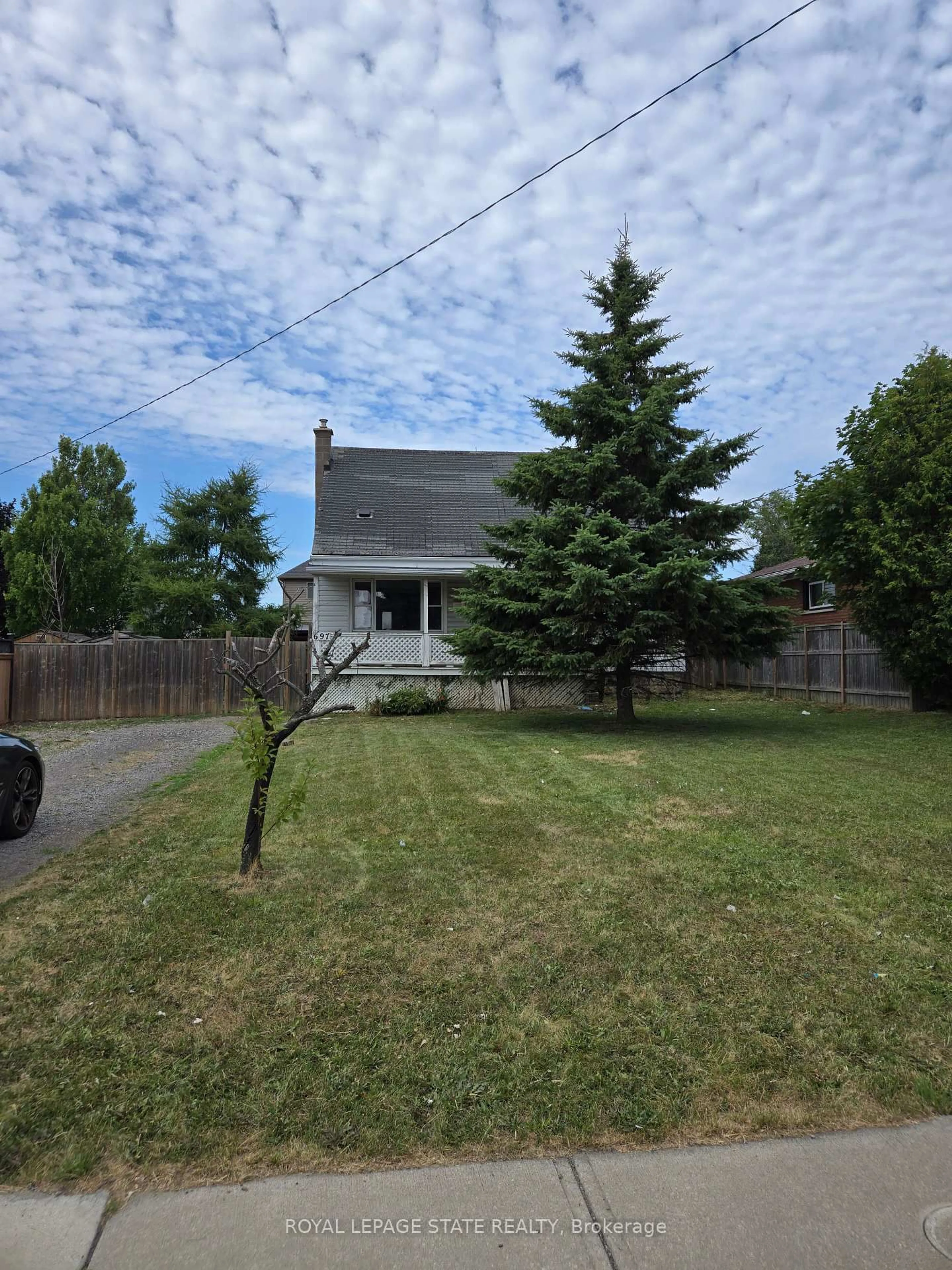 A pic from outside/outdoor area/front of a property/back of a property/a pic from drone, street for 697 Limeridge Rd, Hamilton Ontario L8W 1A4