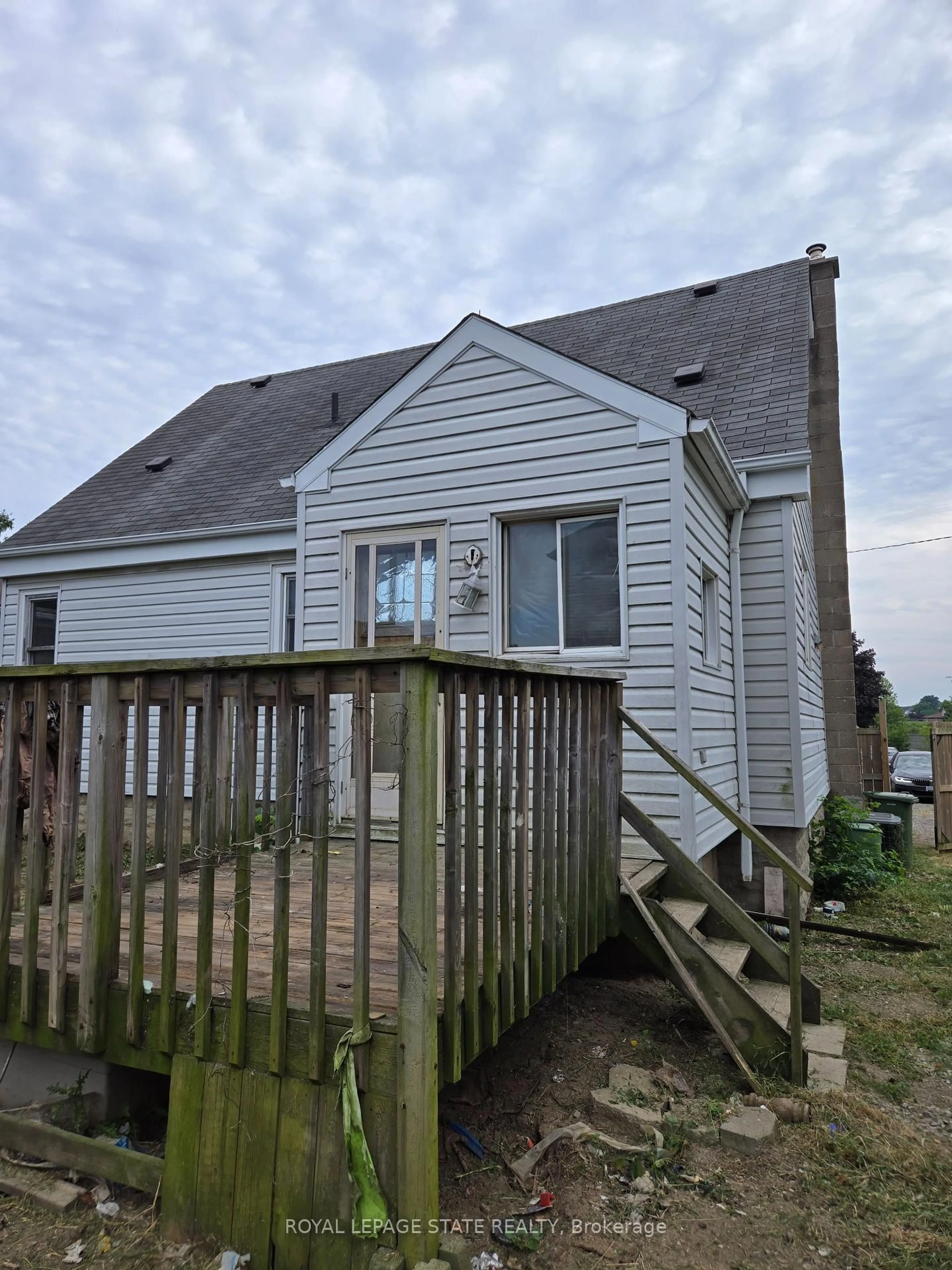 Home with vinyl exterior material, unknown for 697 Limeridge Rd, Hamilton Ontario L8W 1A4