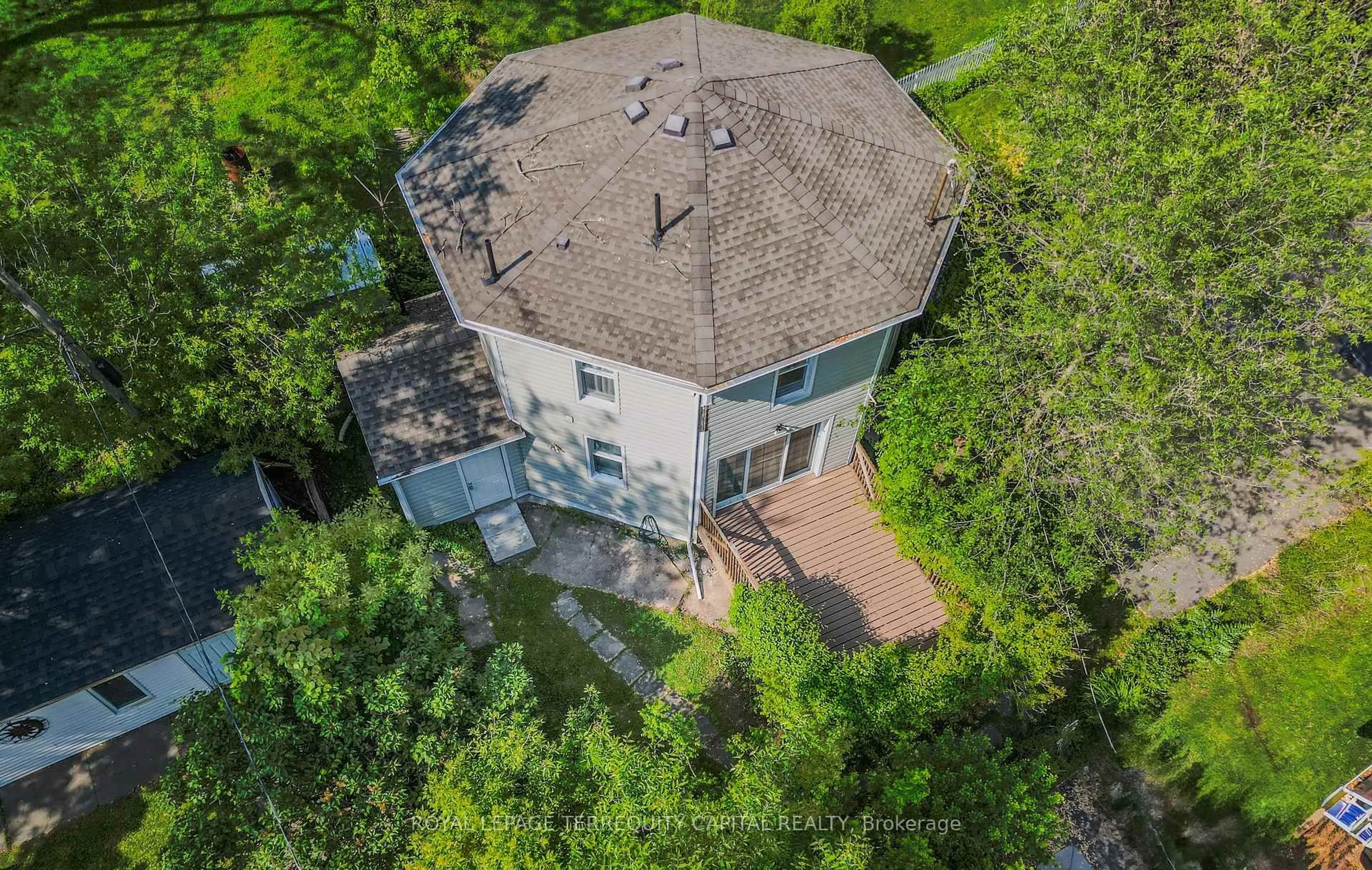 A pic from outside/outdoor area/front of a property/back of a property/a pic from drone, building for 181 Derby Rd, Fort Erie Ontario L0S 1B0