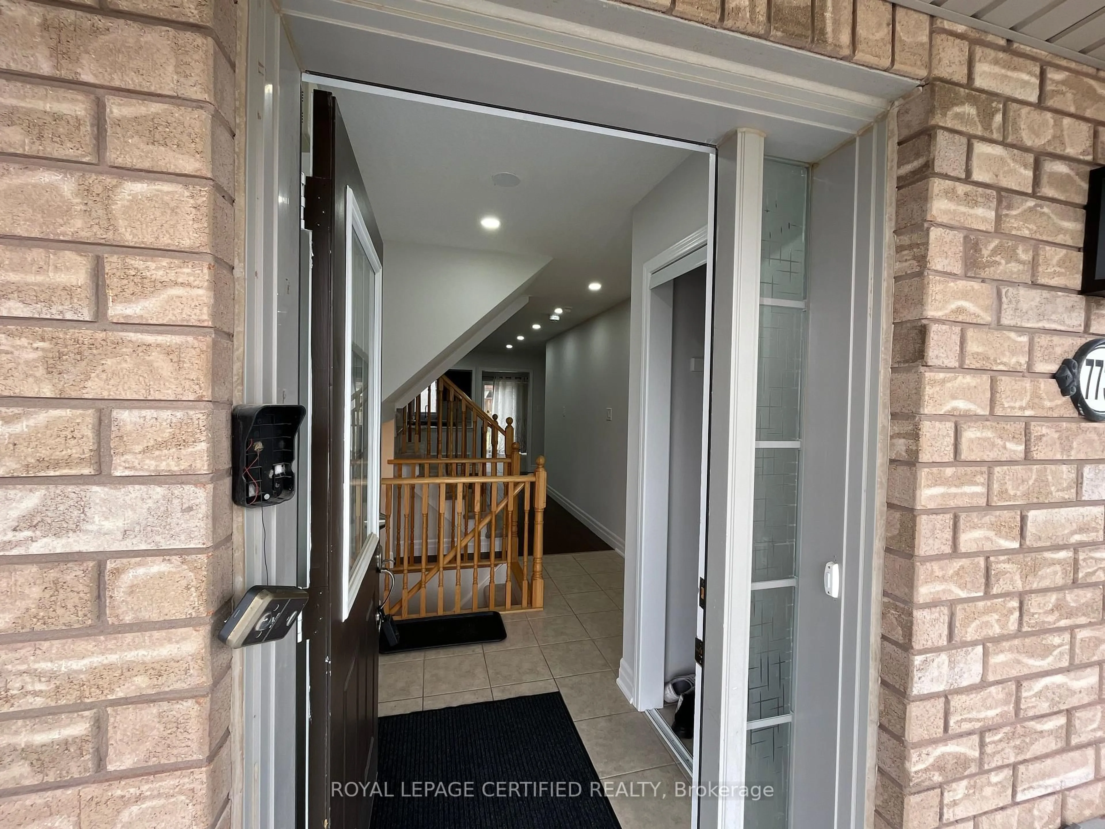 Indoor entryway for 7738 Butternut Blvd, Niagara Falls Ontario L2H 0N7