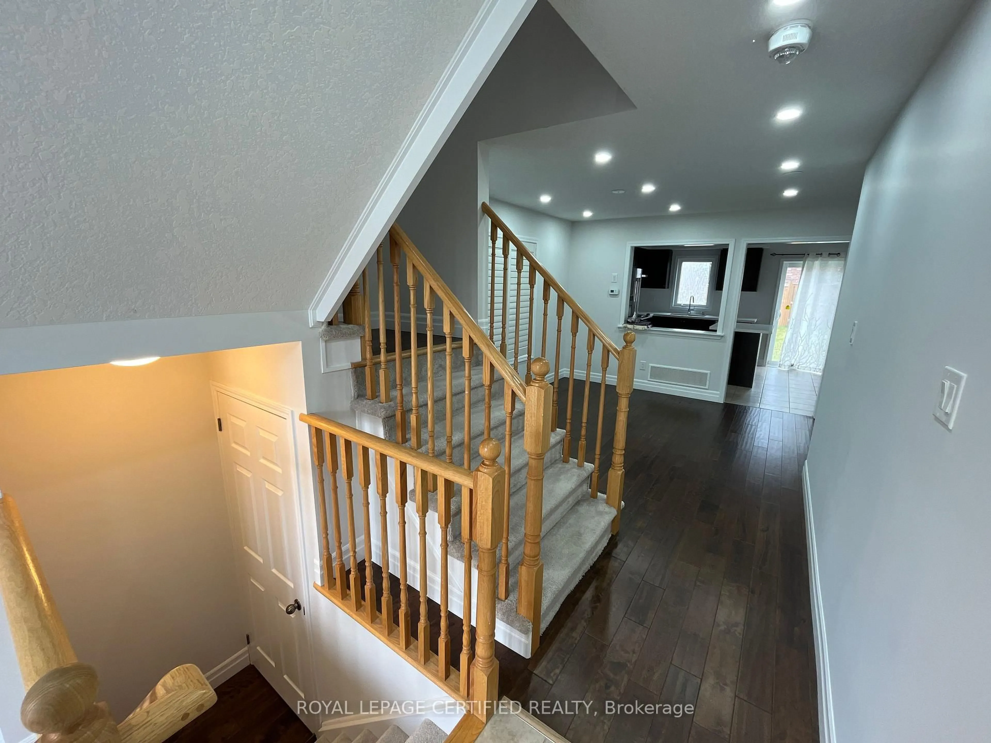 Stairs for 7738 Butternut Blvd, Niagara Falls Ontario L2H 0N7