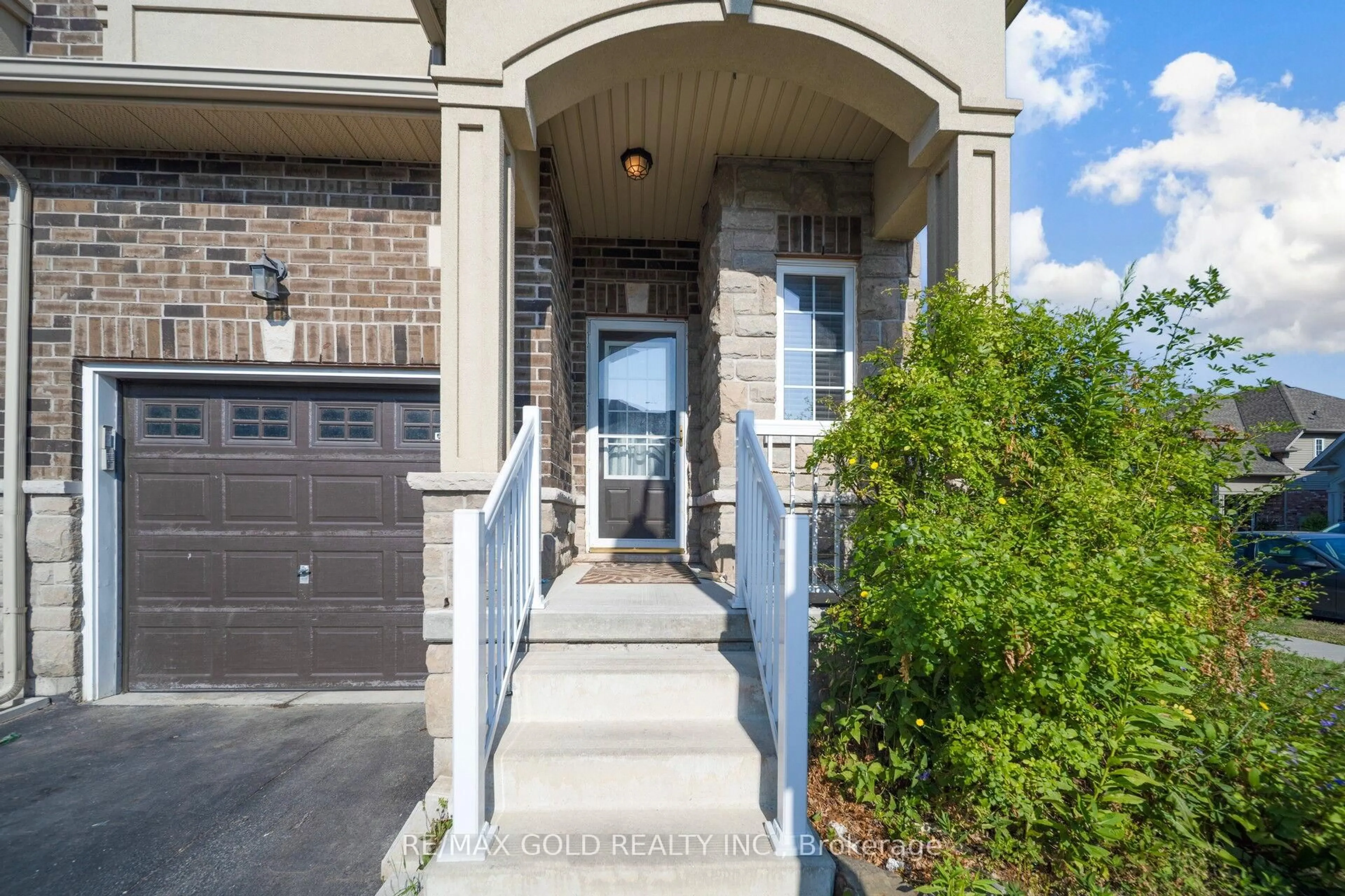 Indoor entryway for 47 Madonna Dr #1, Hamilton Ontario L9B 0H2
