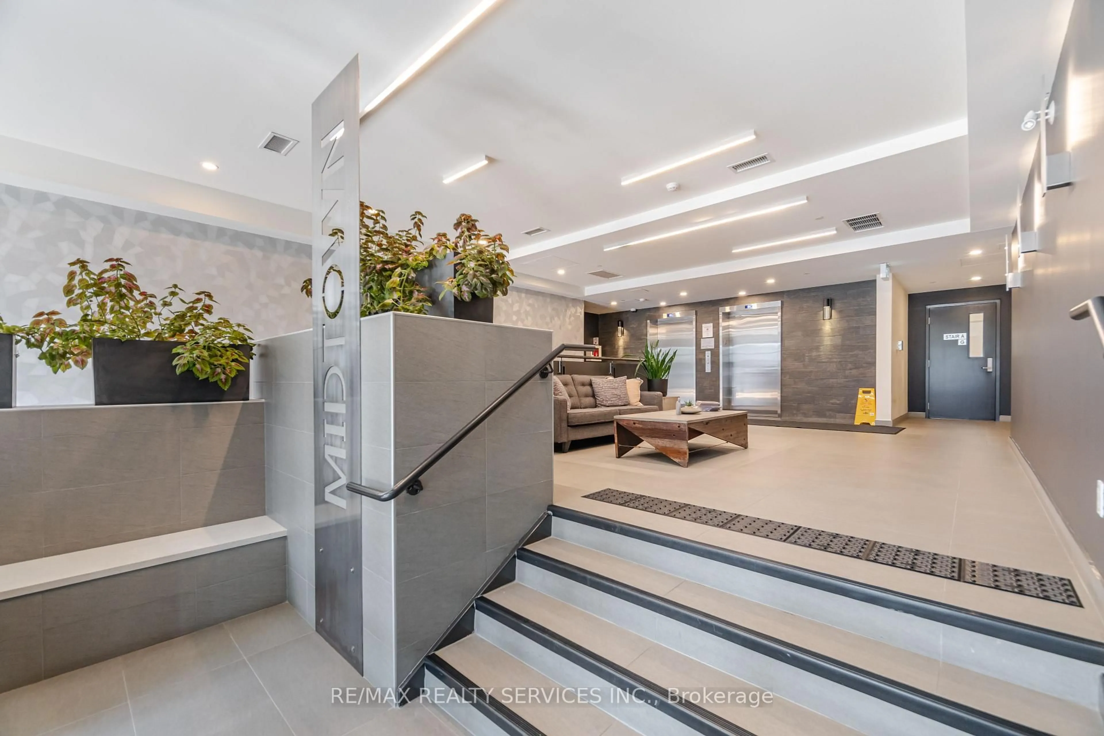 Indoor foyer for 690 King St #311, Kitchener Ontario N2G 0B9