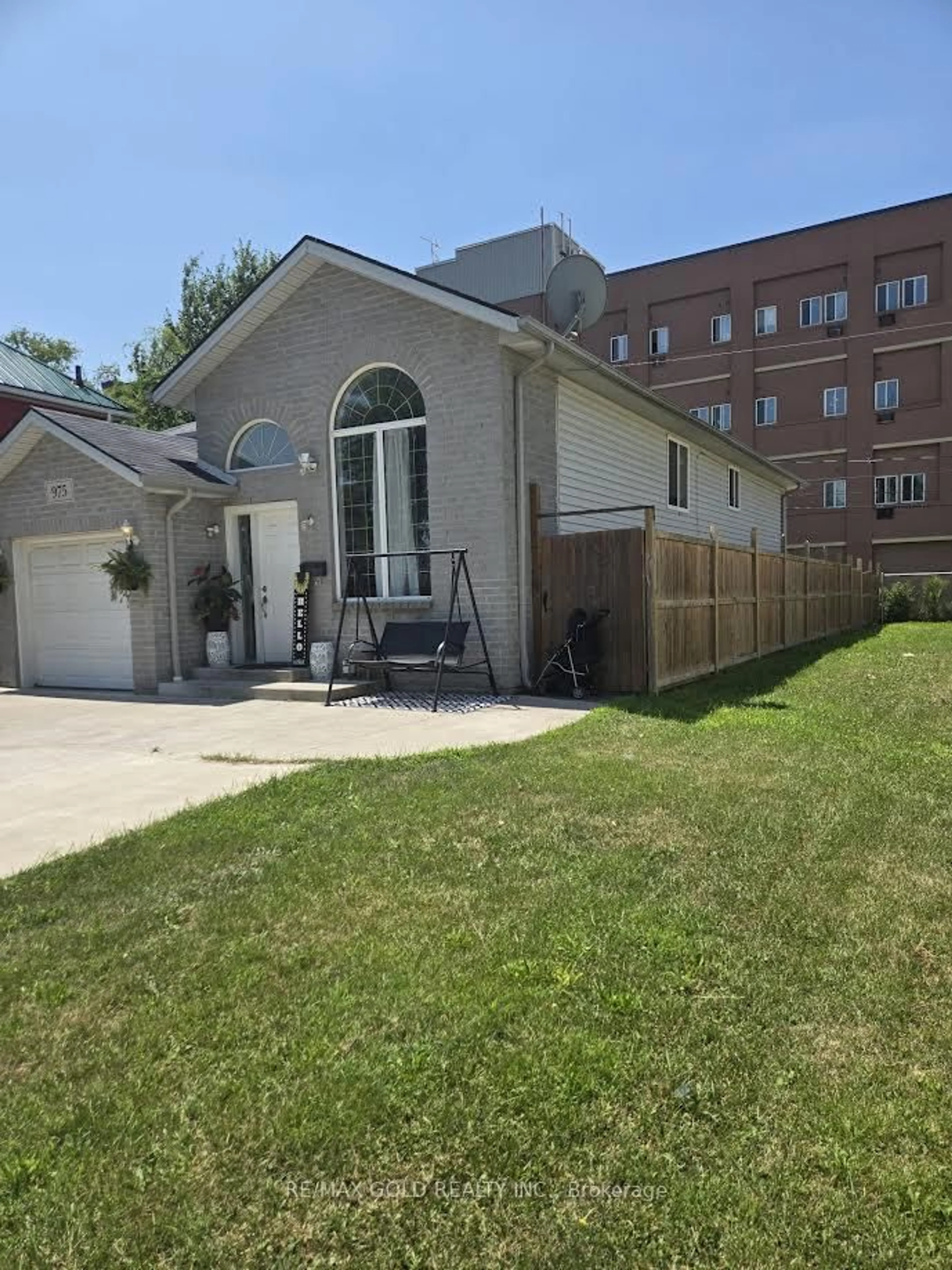 Unknown for 975 Albert Rd, Windsor Ontario N8Y 3P1