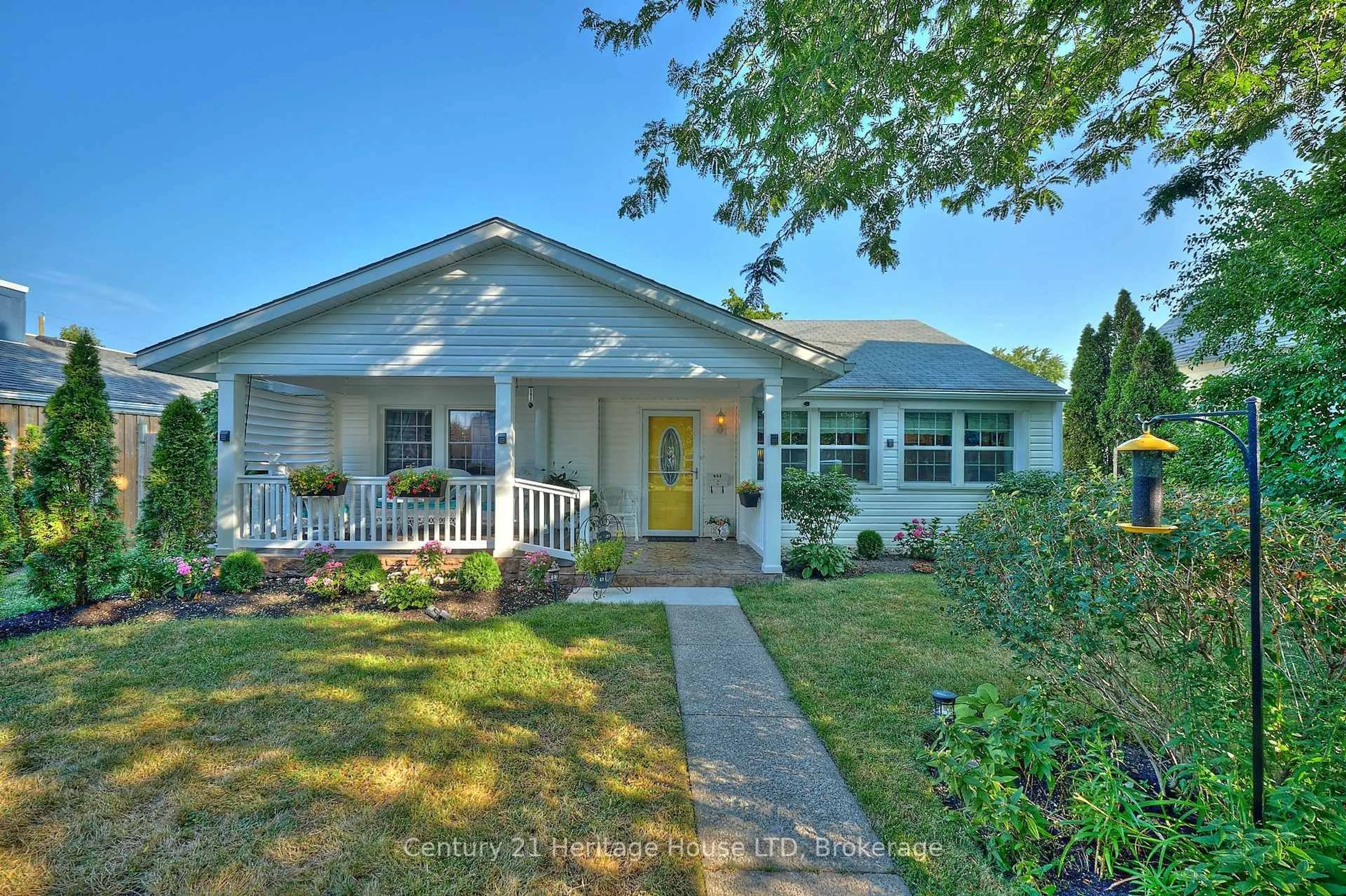 Home with vinyl exterior material, street for 662 Lakeshore Rd, Fort Erie Ontario L2A 1B9