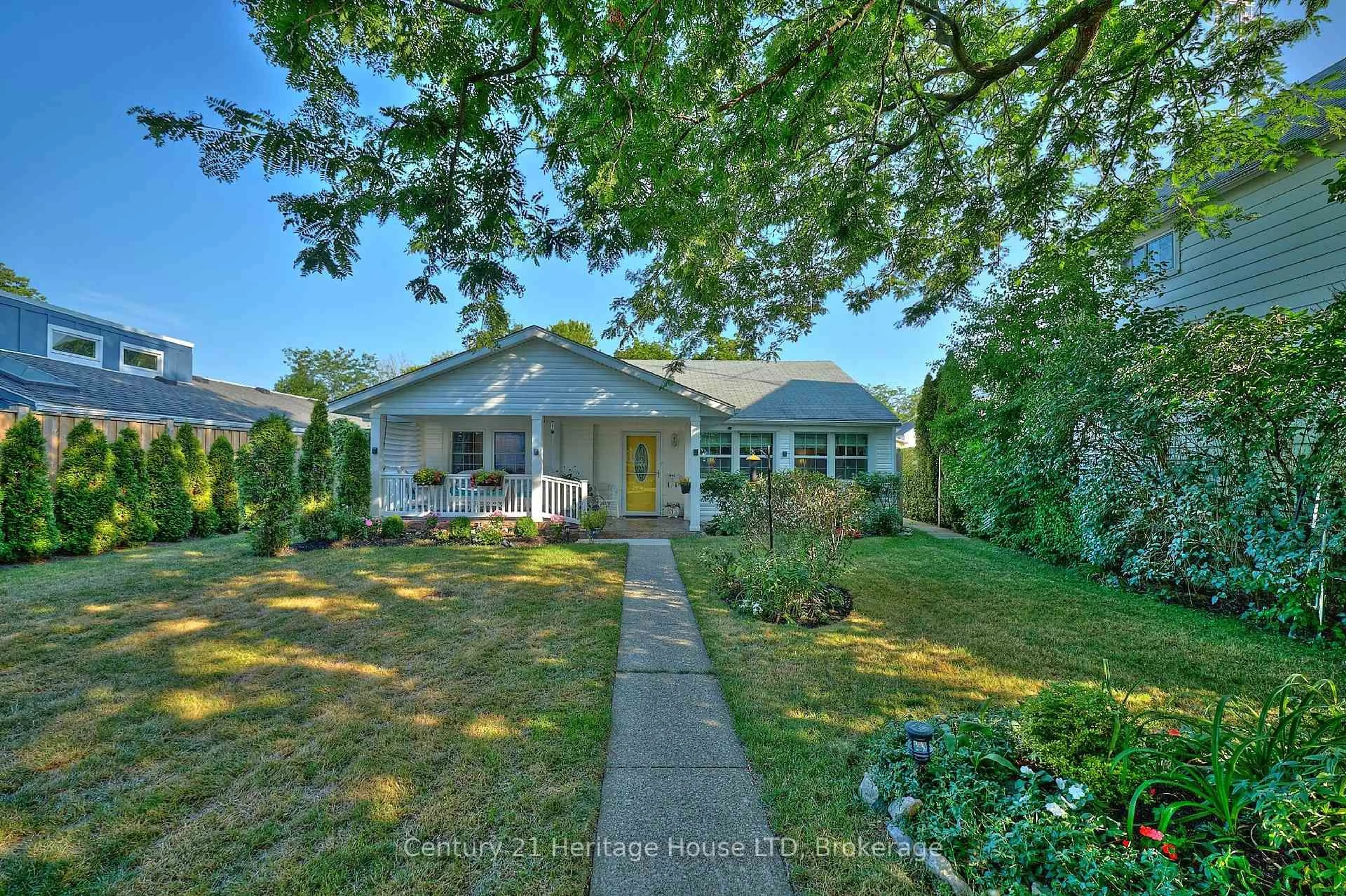 A pic from outside/outdoor area/front of a property/back of a property/a pic from drone, street for 662 Lakeshore Rd, Fort Erie Ontario L2A 1B9