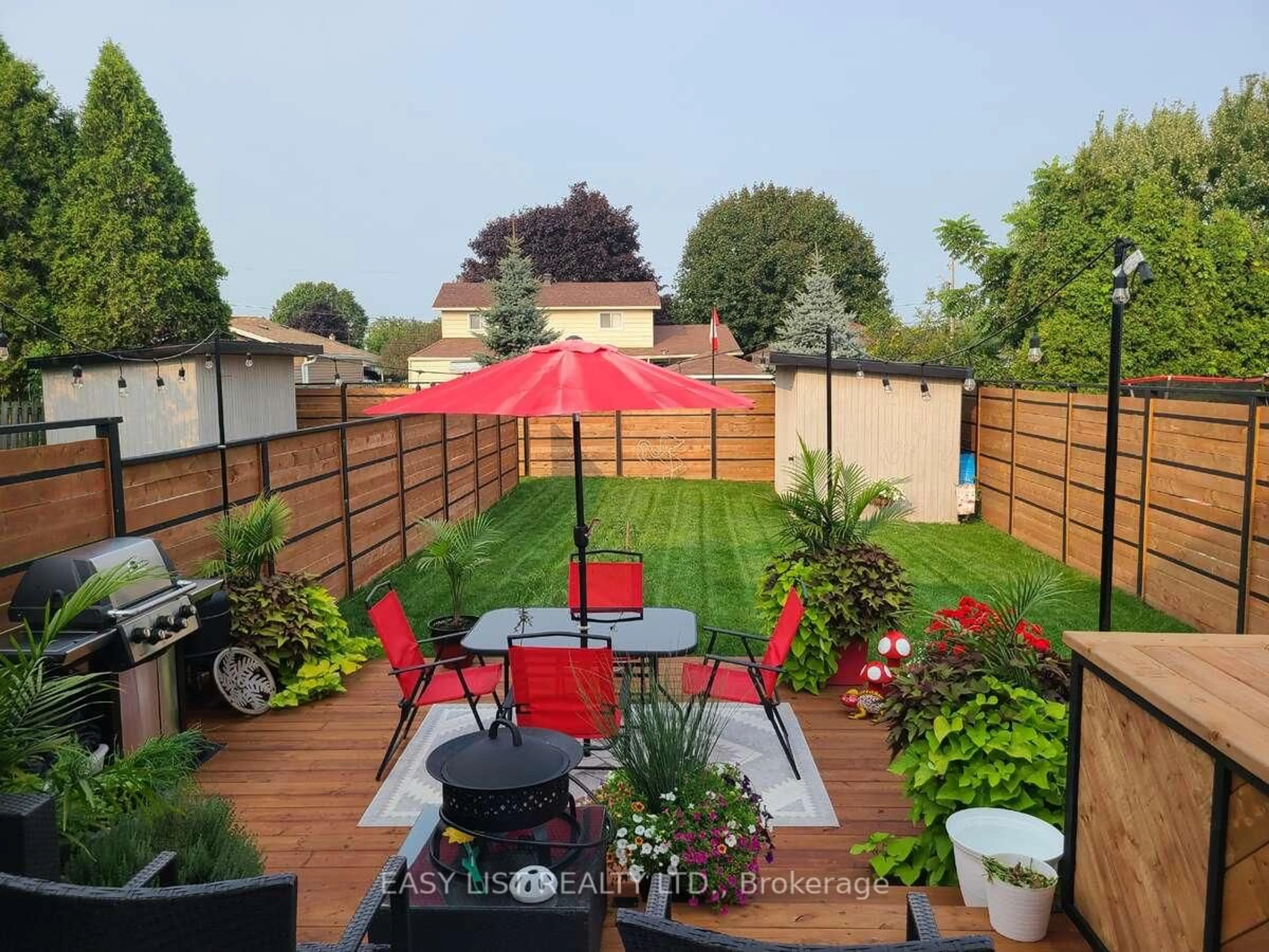 A pic from outside/outdoor area/front of a property/back of a property/a pic from drone, street for 1311 Cumberland St, Cornwall Ontario K6J 4K8