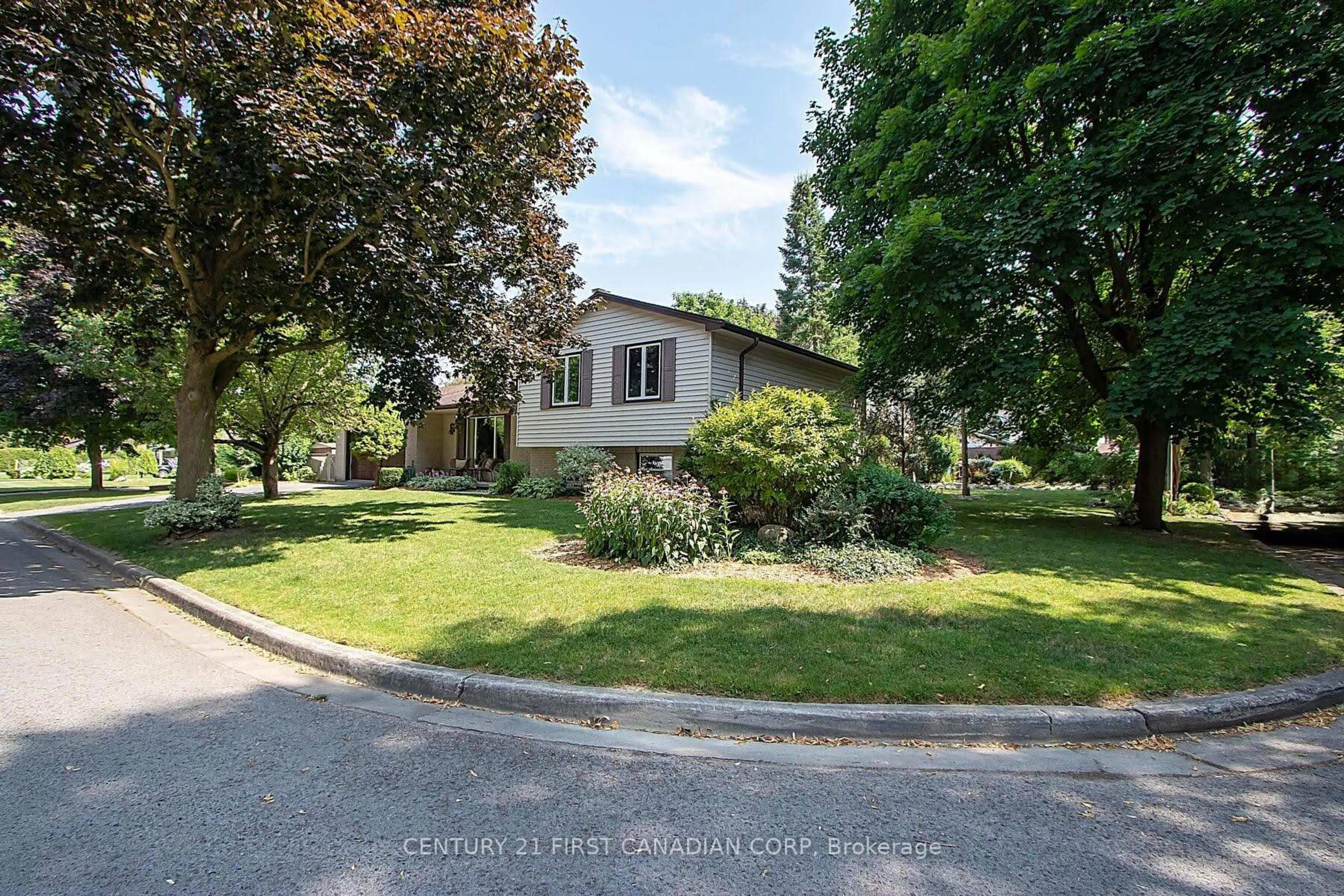 A pic from outside/outdoor area/front of a property/back of a property/a pic from drone, street for 68 Nottinghill Cres, London South Ontario N6K 1R2