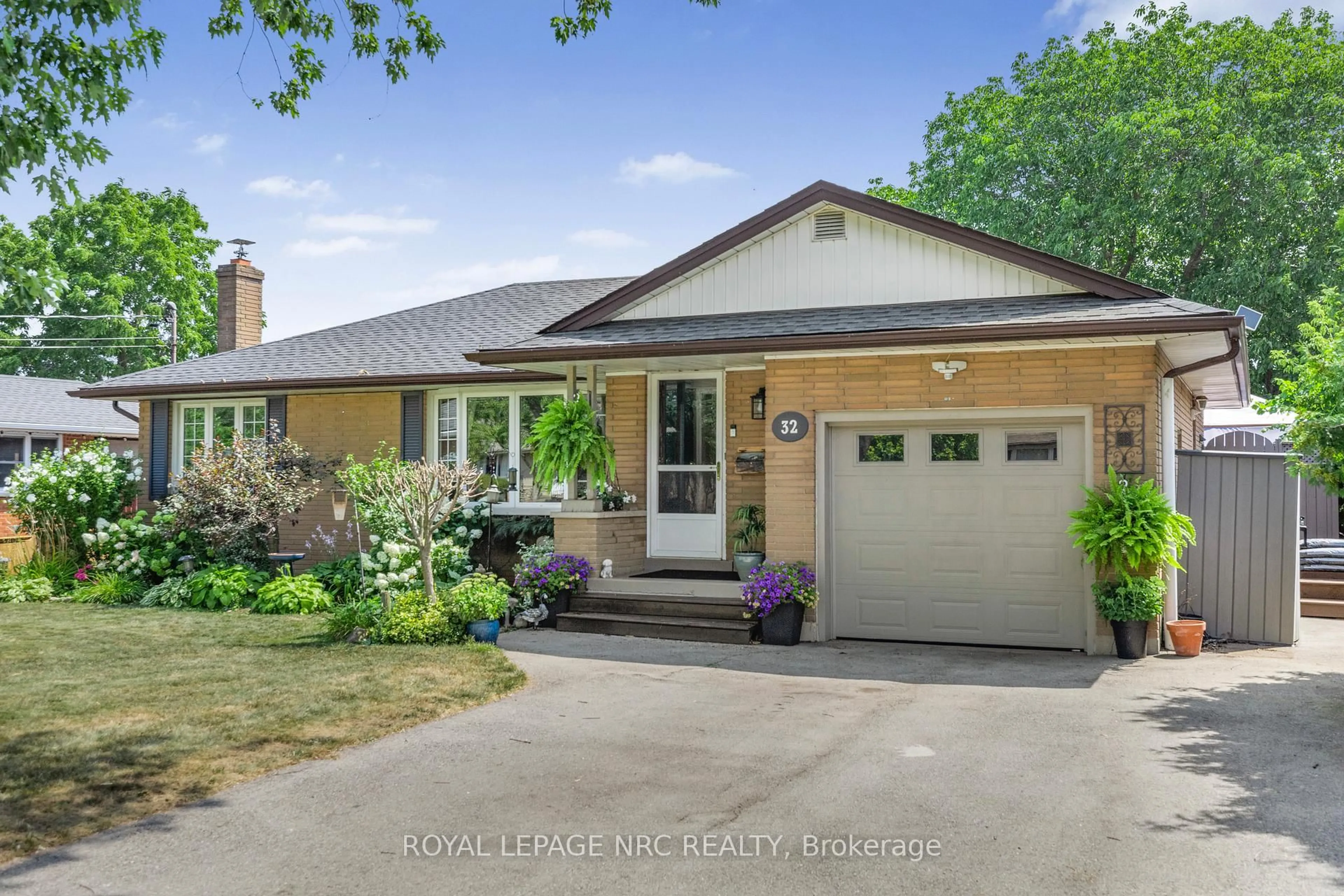 Home with brick exterior material, street for 32 Whittaker Ave, Grimsby Ontario L3M 3J4