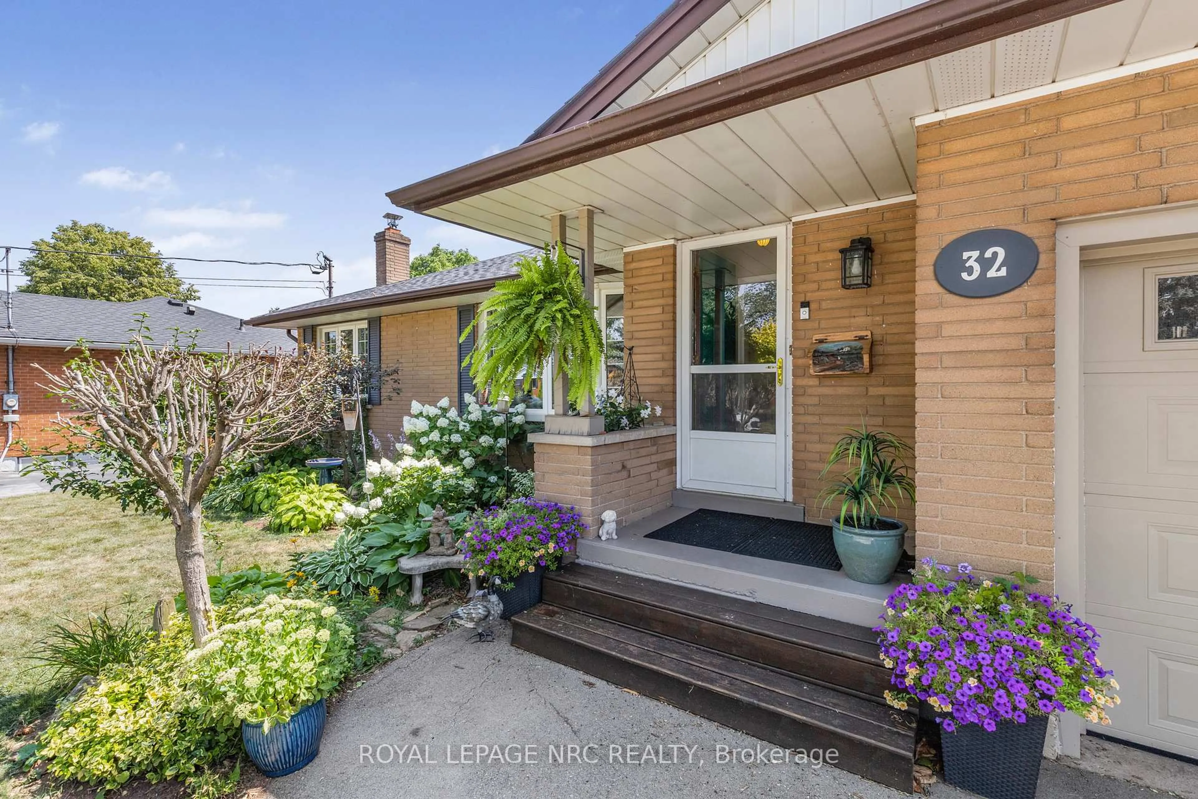 Indoor entryway for 32 Whittaker Ave, Grimsby Ontario L3M 3J4
