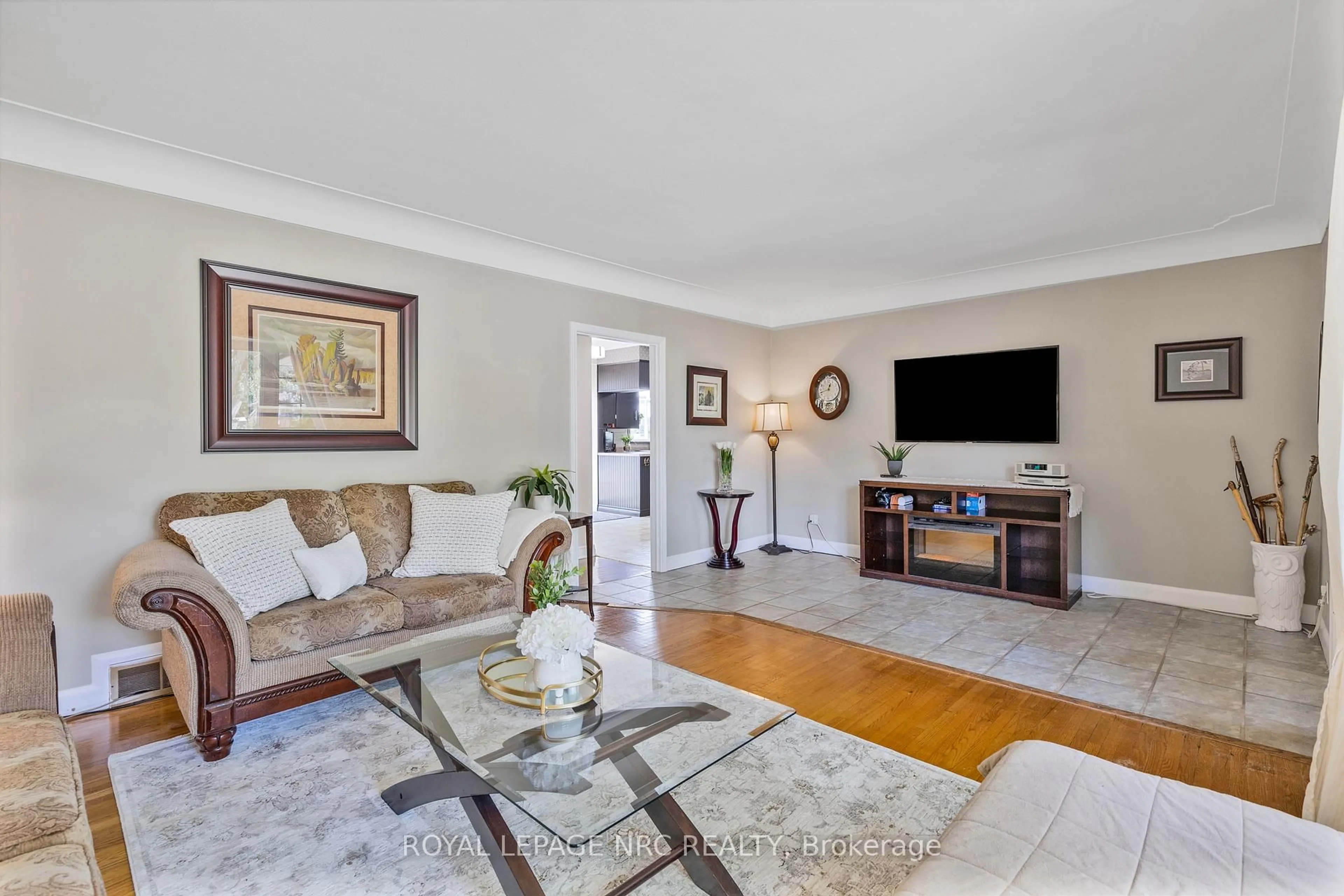 Living room with furniture, unknown for 32 Whittaker Ave, Grimsby Ontario L3M 3J4