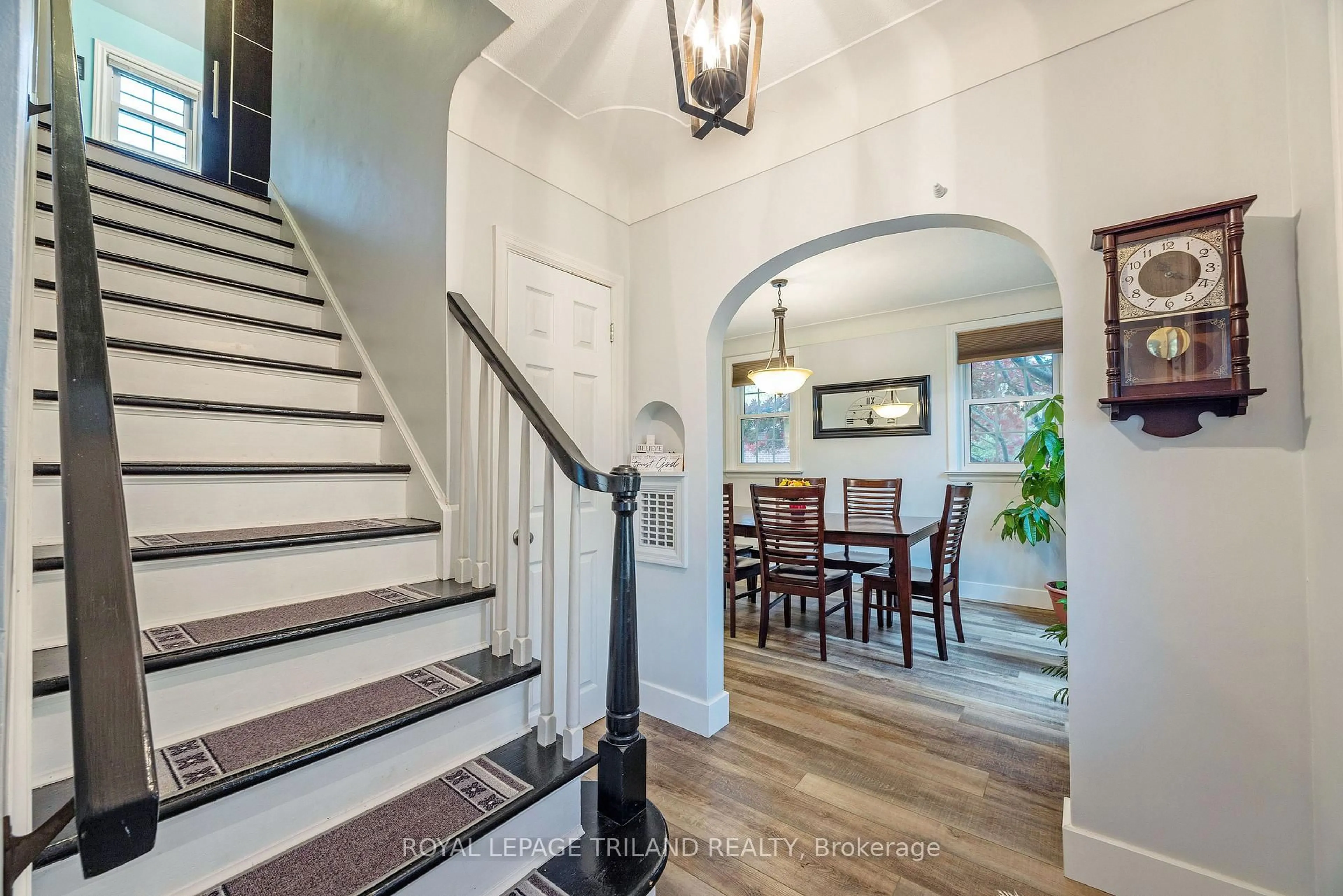 Indoor entryway for 357 Sunset Dr, Central Elgin Ontario N5R 3C6