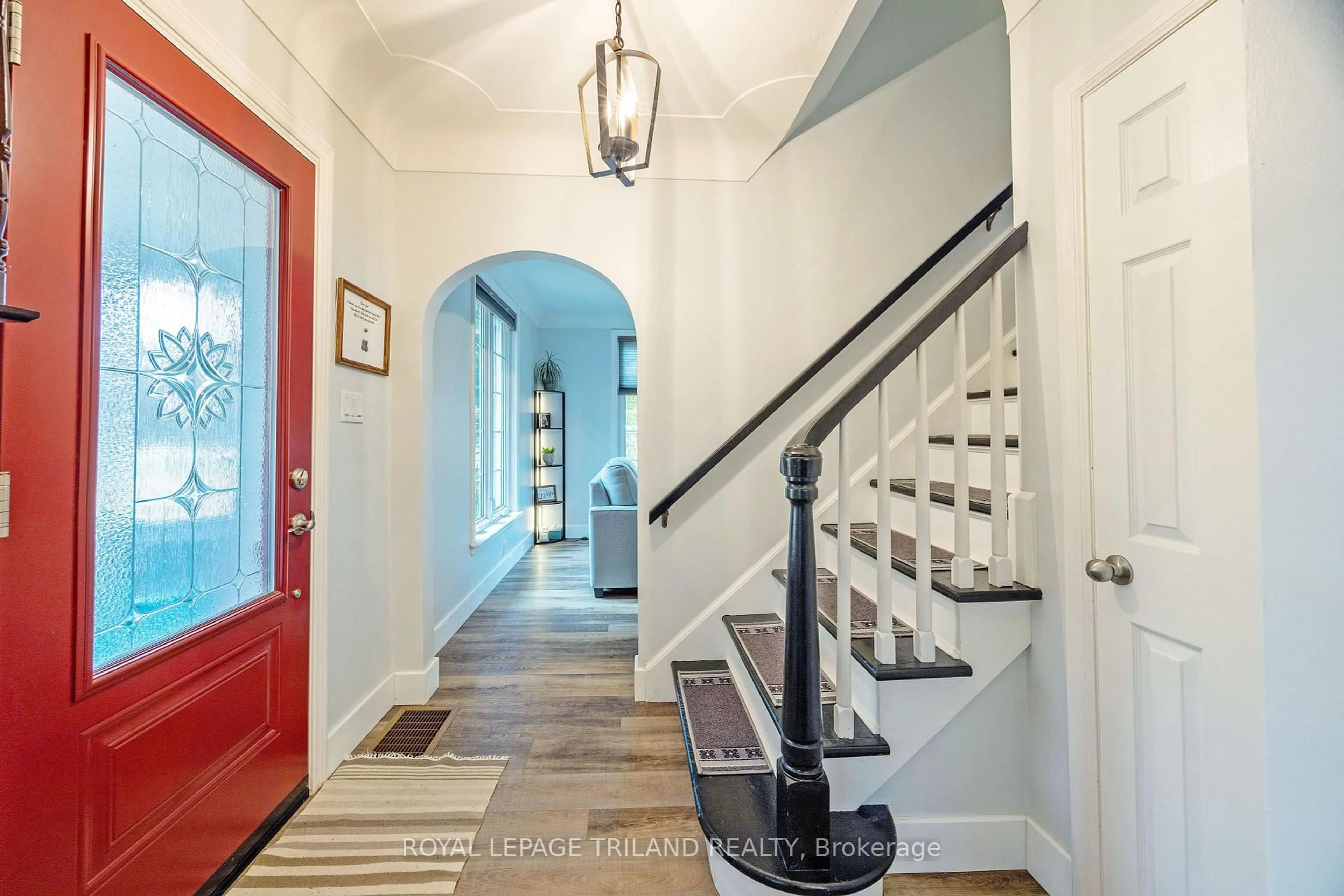 Indoor entryway for 357 Sunset Dr, Central Elgin Ontario N5R 3C6