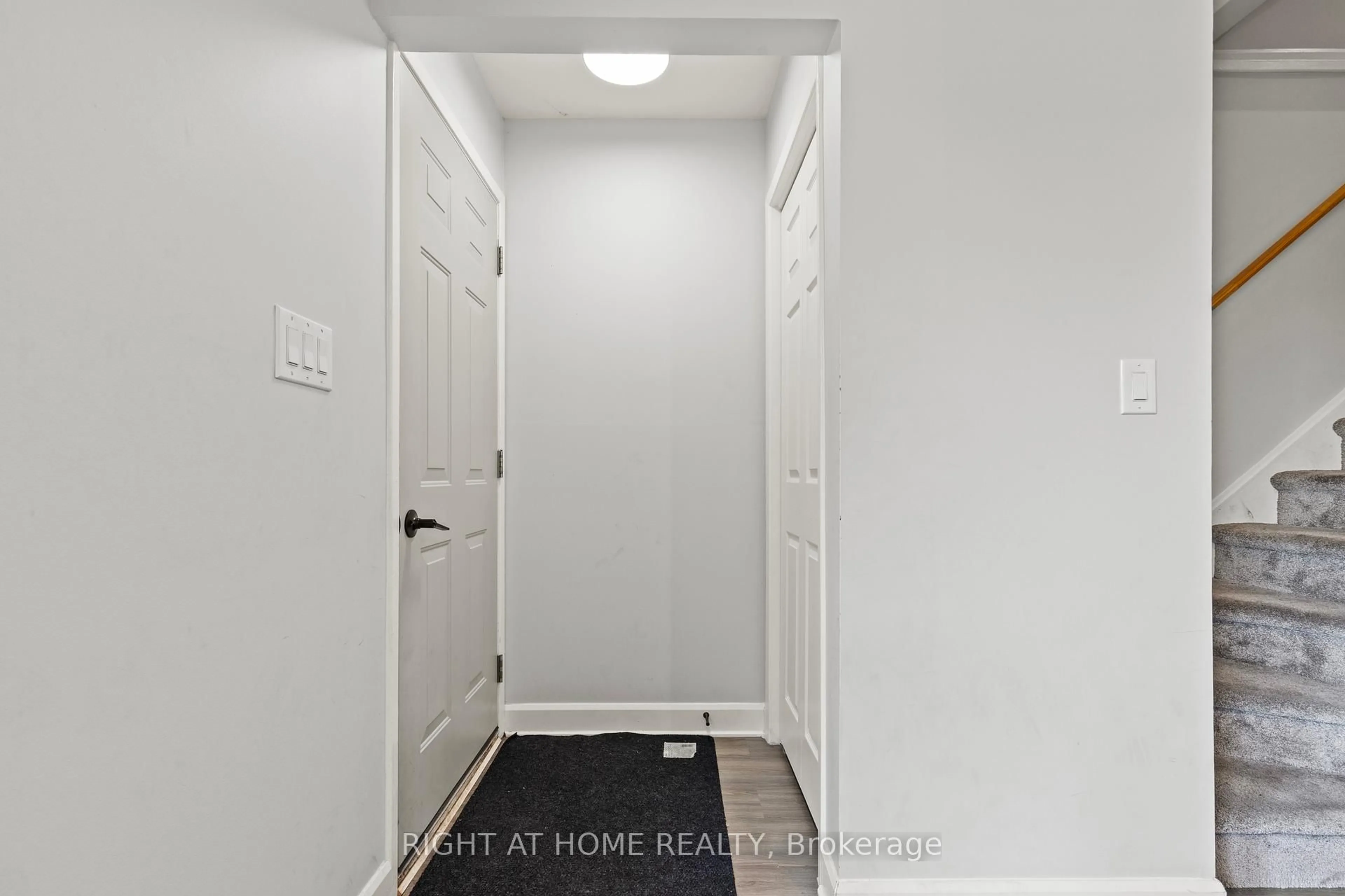 Indoor entryway for 10 Mcdougall Dr, Thorold Ontario L2V 4C4
