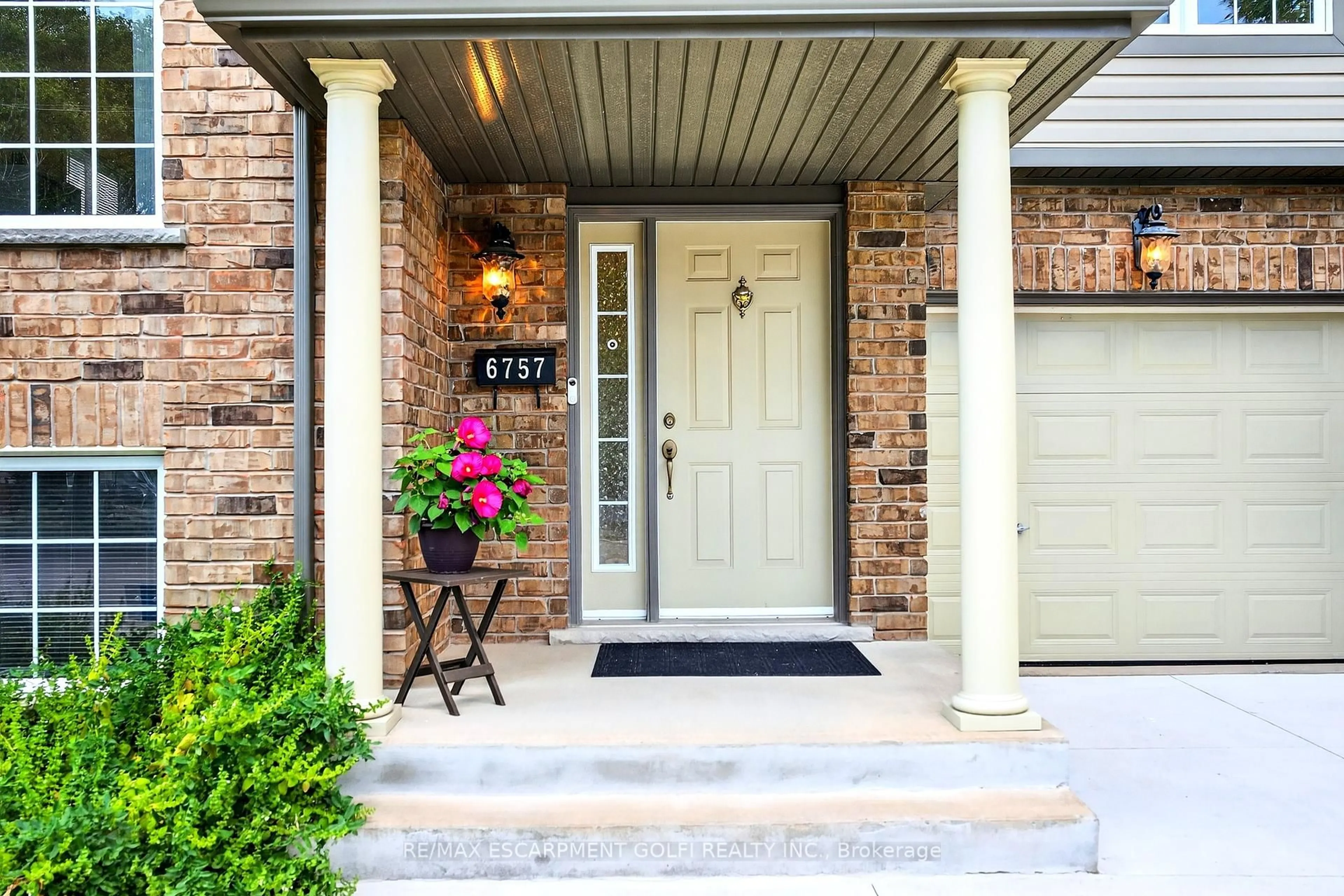 Indoor entryway for 6757 Ailanthus Ave, Niagara Falls Ontario L2G 4C6