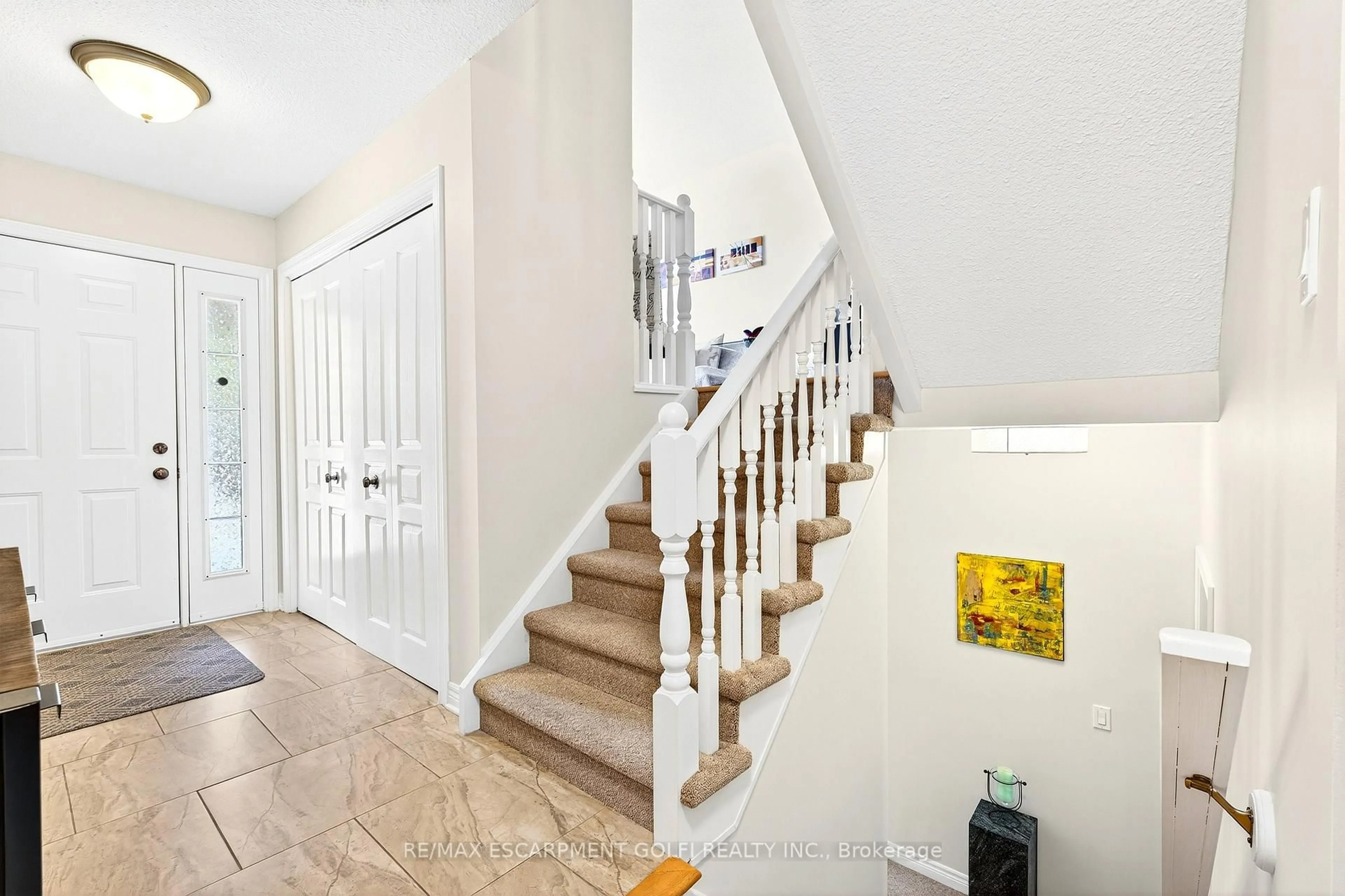 Indoor entryway for 6757 Ailanthus Ave, Niagara Falls Ontario L2G 4C6