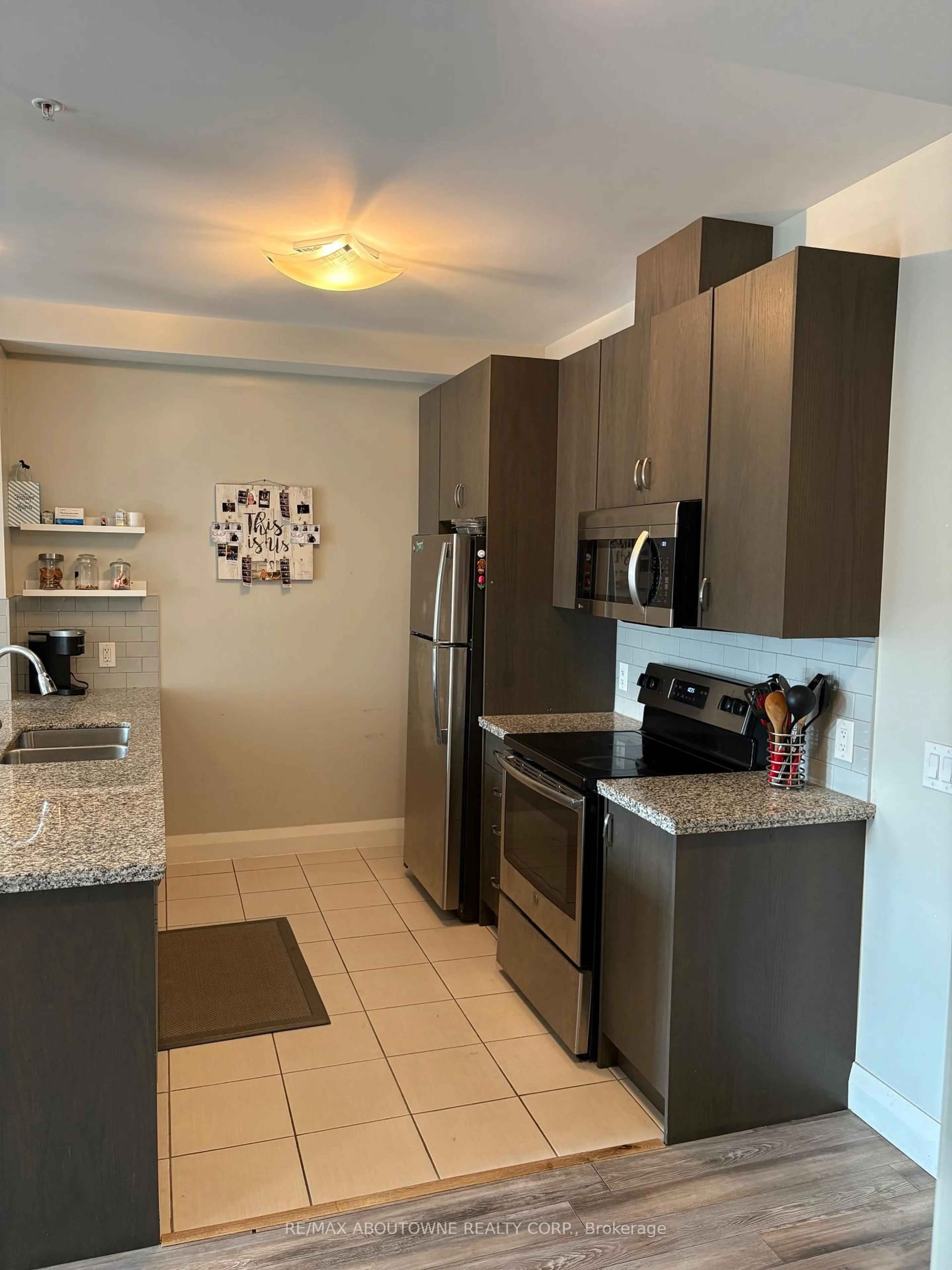 Standard kitchen, ceramic/tile floor for 118 King St #419, Hamilton Ontario L8N 0A9