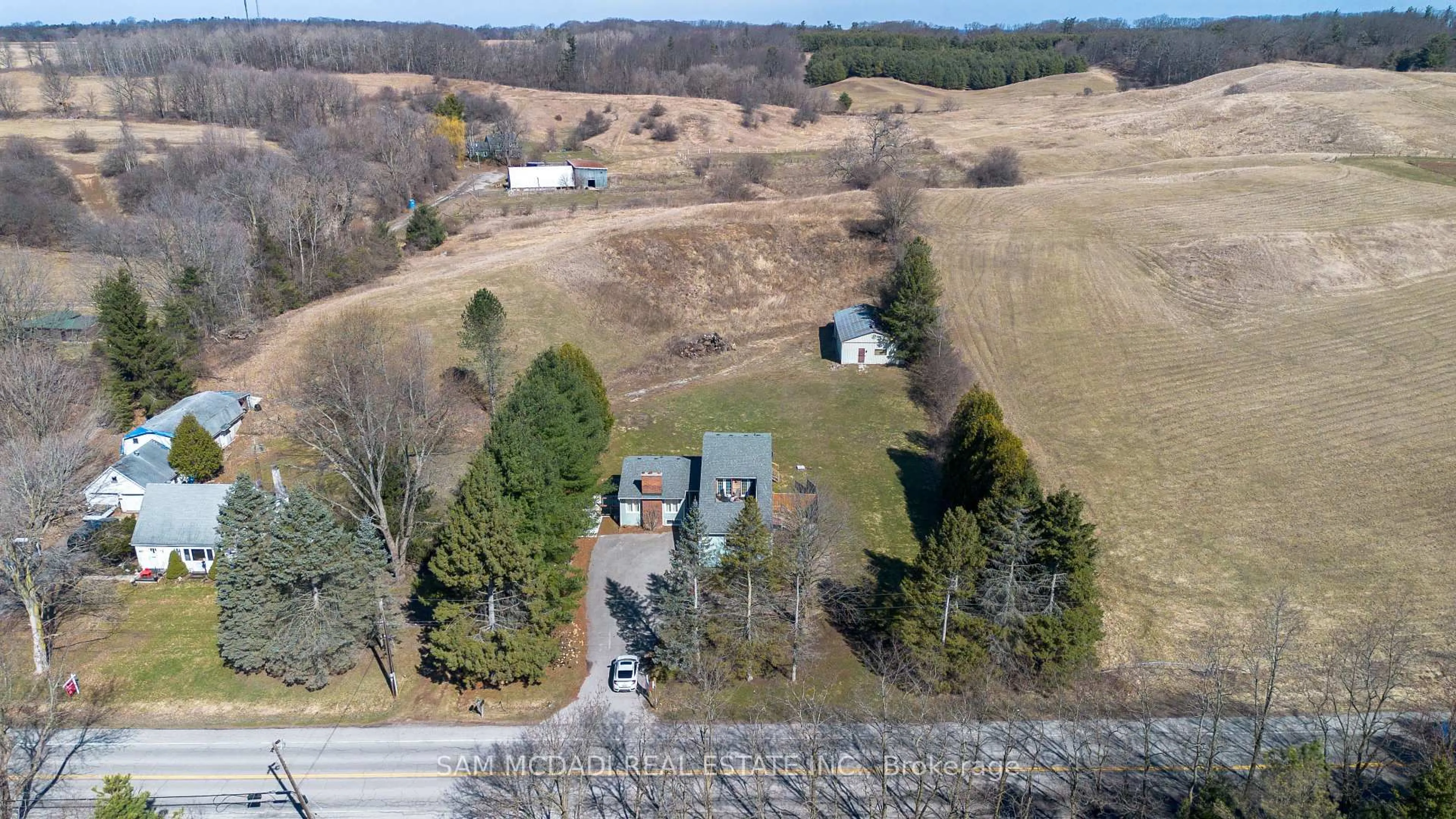 A pic from outside/outdoor area/front of a property/back of a property/a pic from drone, street for 855 Jerseyville Rd, Hamilton Ontario L0R 1R0