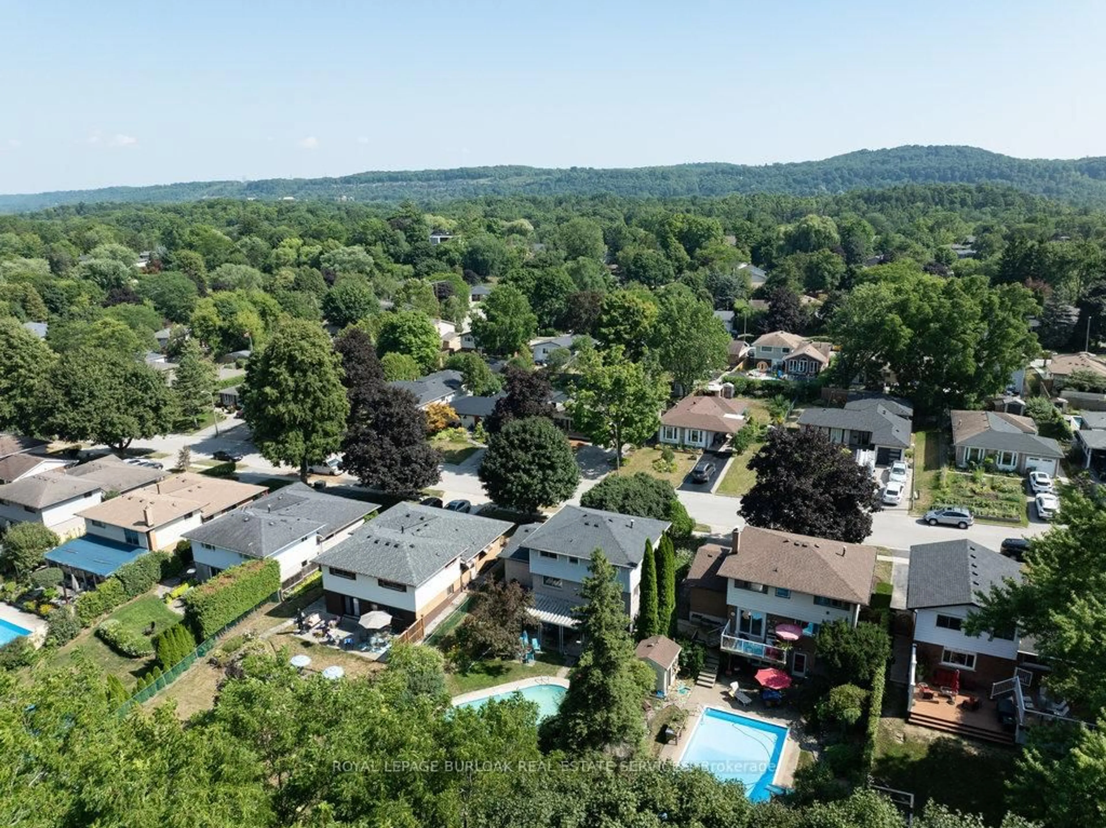 A pic from outside/outdoor area/front of a property/back of a property/a pic from drone, unknown for 37 Sunrise Cres, Hamilton Ontario L9H 3S1